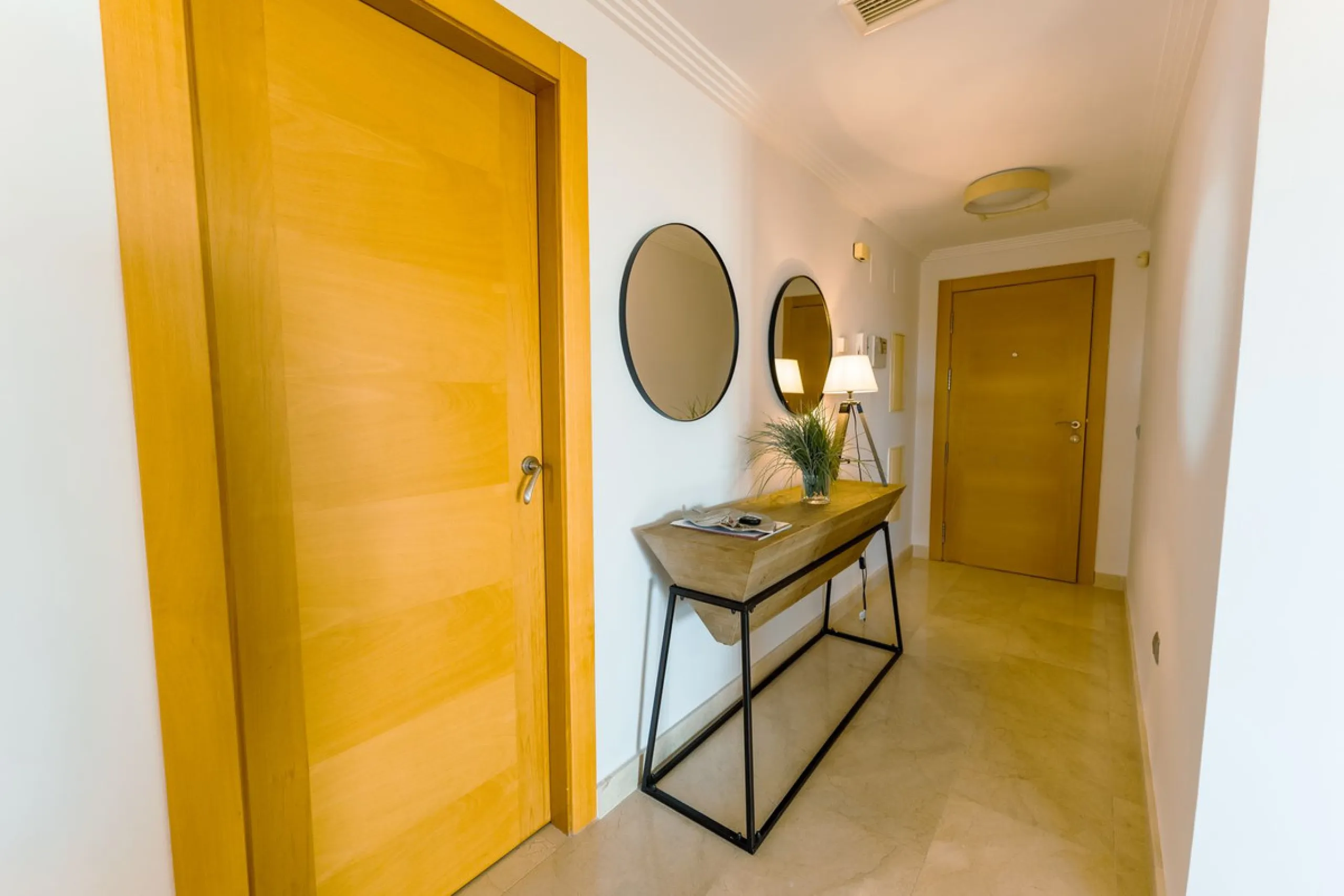 Apartment - Middle Floor Apartment в продаже в Estepona, Málaga. В доме 2 спален и 2 ванных комнат. Площадь дома 120 м²