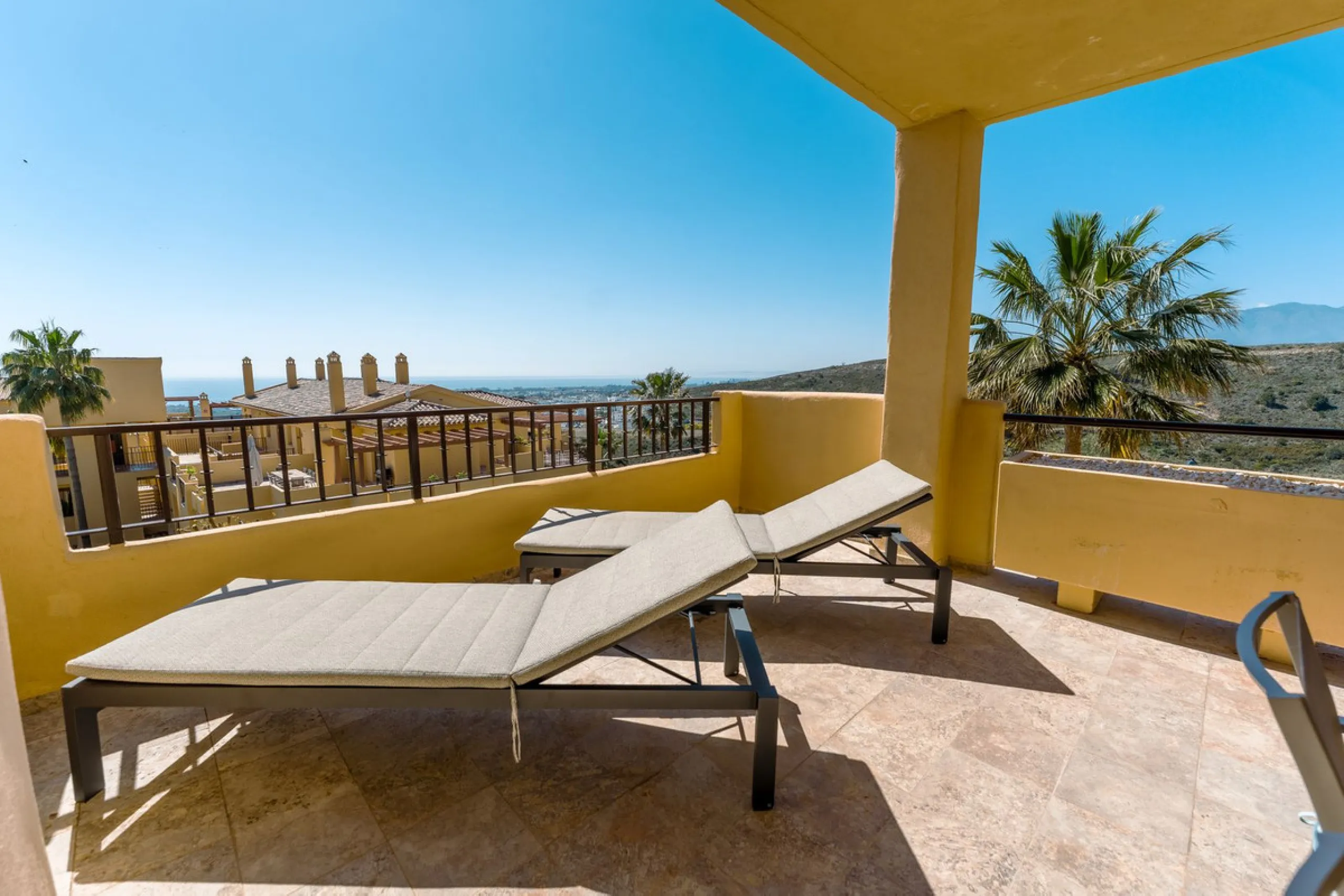 Apartment - Middle Floor Apartment в продаже в Estepona, Málaga. В доме 2 спален и 2 ванных комнат. Площадь дома 120 м²
