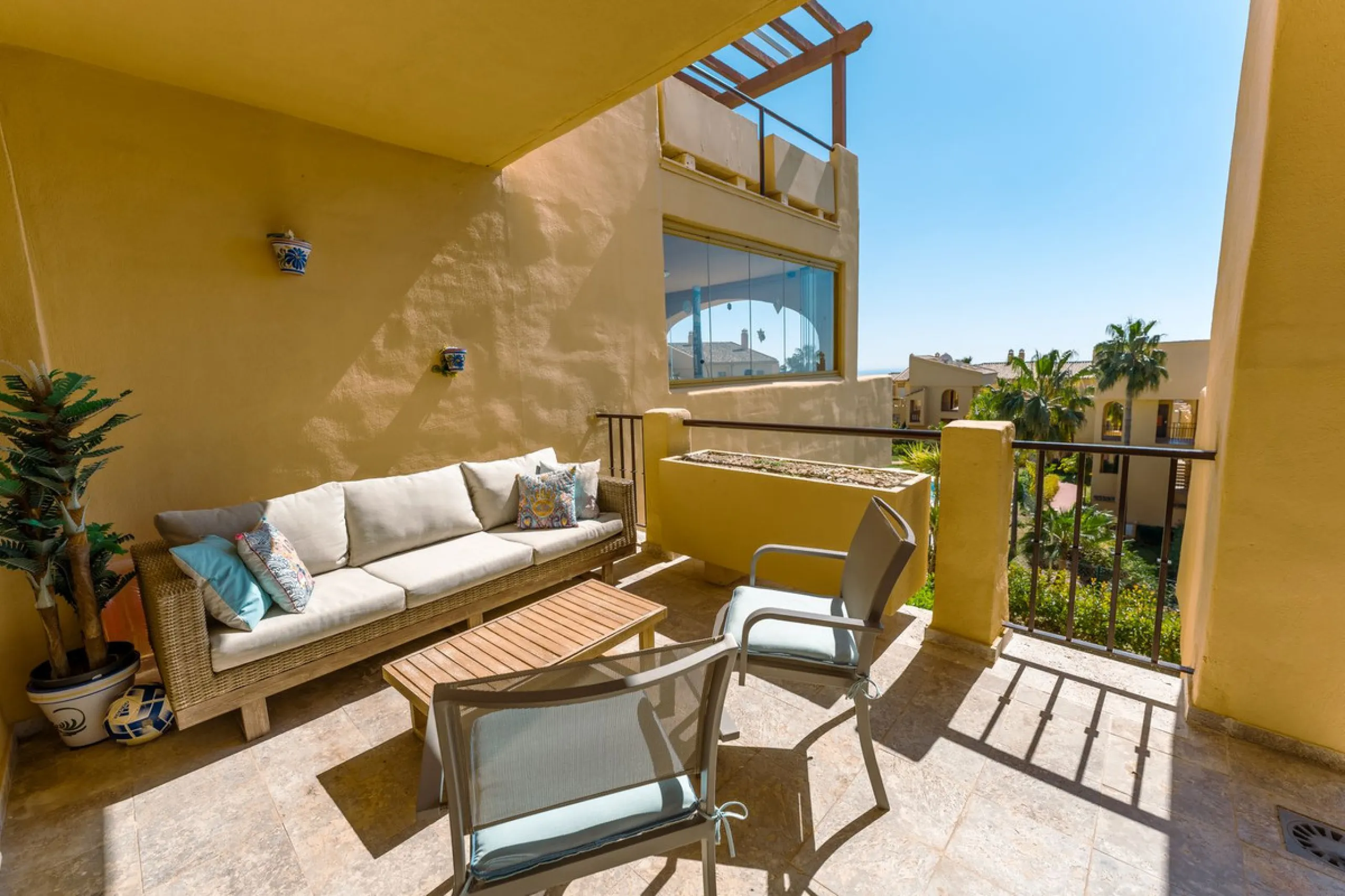 Apartment - Middle Floor Apartment в продаже в Estepona, Málaga. В доме 2 спален и 2 ванных комнат. Площадь дома 120 м²