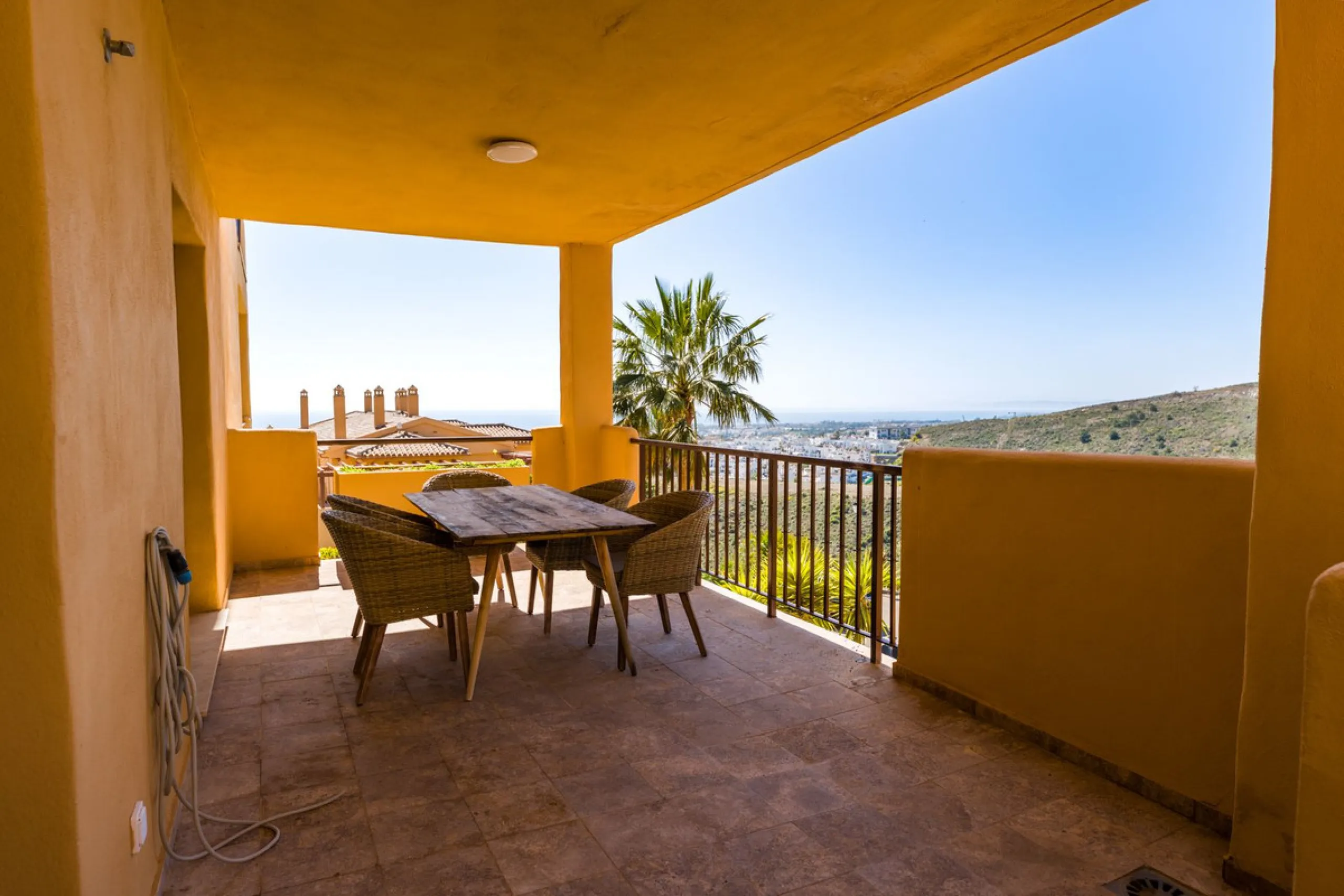 Apartment - Middle Floor Apartment в продаже в Estepona, Málaga. В доме 2 спален и 2 ванных комнат. Площадь дома 120 м²