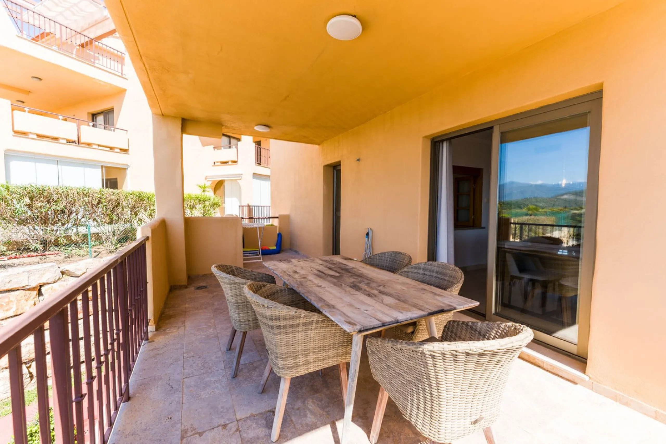 Apartment - Middle Floor Apartment в продаже в Estepona, Málaga. В доме 2 спален и 2 ванных комнат. Площадь дома 120 м²