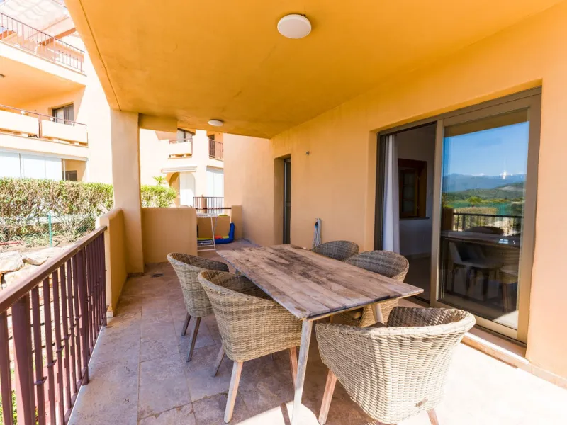 Apartment - Middle Floor Apartment в продаже в Estepona, Málaga. В доме 2 спален и 2 ванных комнат. Площадь дома 120 м²