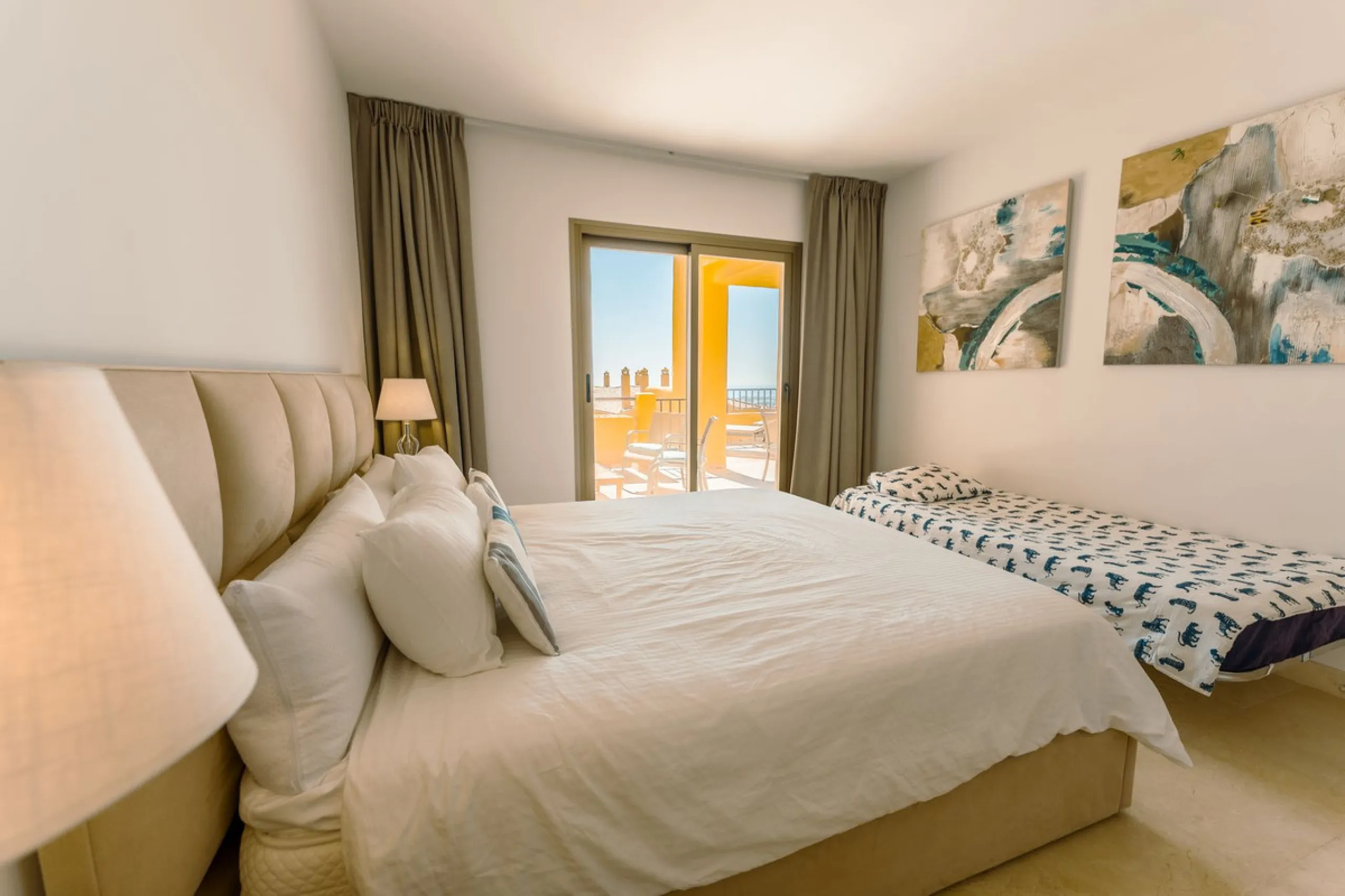 Apartment - Middle Floor Apartment в продаже в Estepona, Málaga. В доме 2 спален и 2 ванных комнат. Площадь дома 120 м²