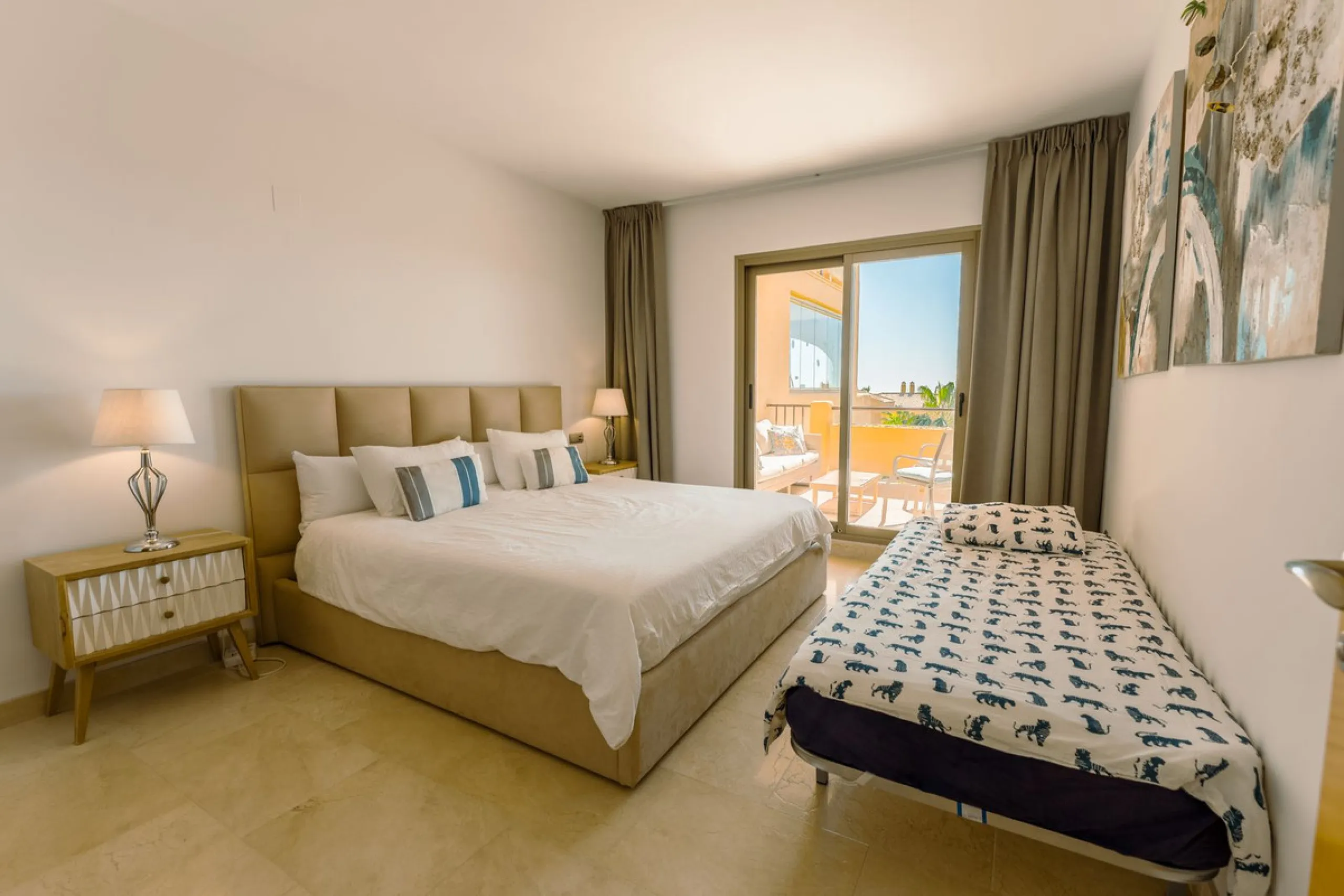 Apartment - Middle Floor Apartment в продаже в Estepona, Málaga. В доме 2 спален и 2 ванных комнат. Площадь дома 120 м²