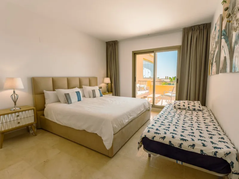 Apartment - Middle Floor Apartment в продаже в Estepona, Málaga. В доме 2 спален и 2 ванных комнат. Площадь дома 120 м²