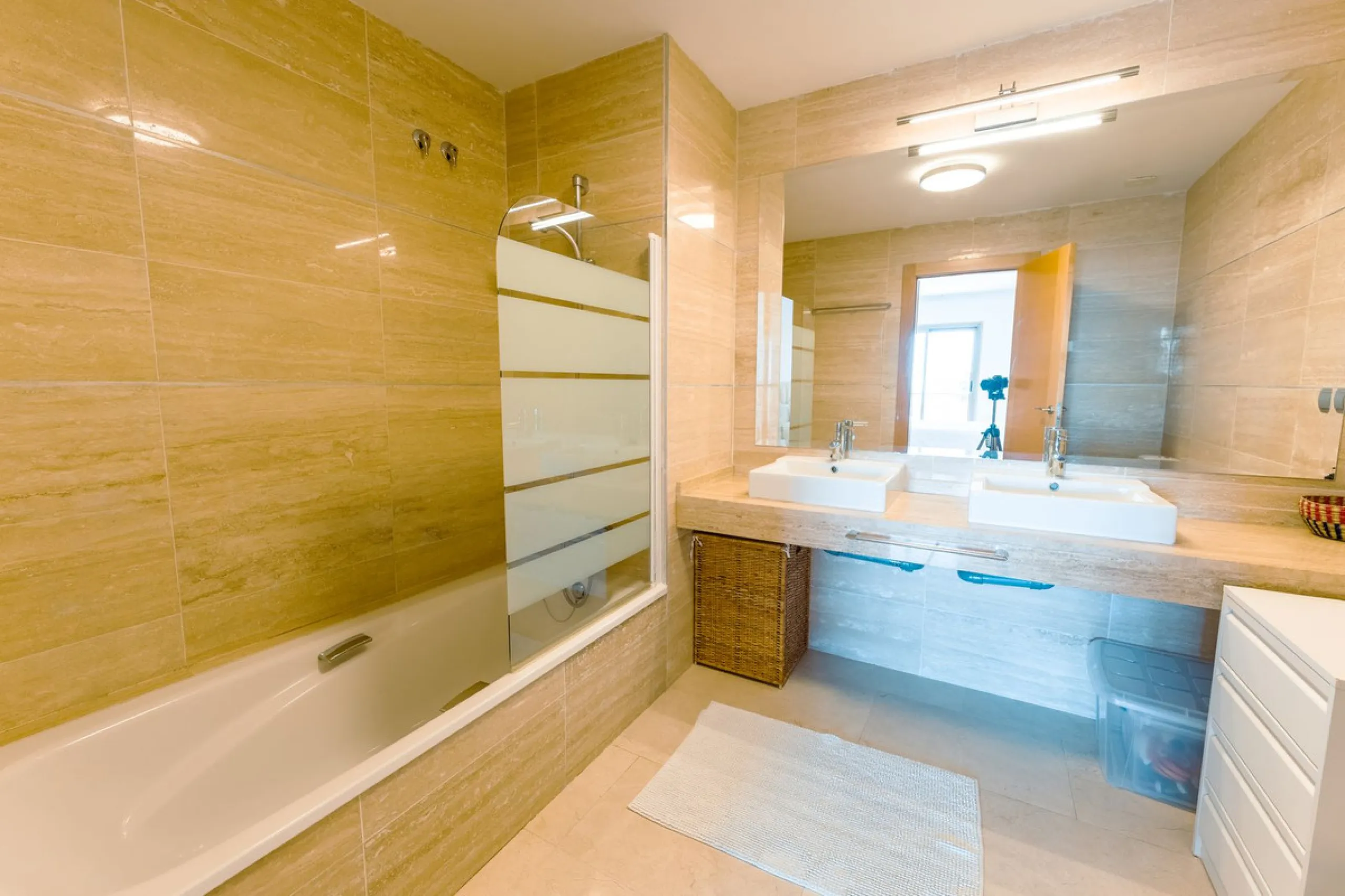 Apartment - Middle Floor Apartment в продаже в Estepona, Málaga. В доме 2 спален и 2 ванных комнат. Площадь дома 120 м²