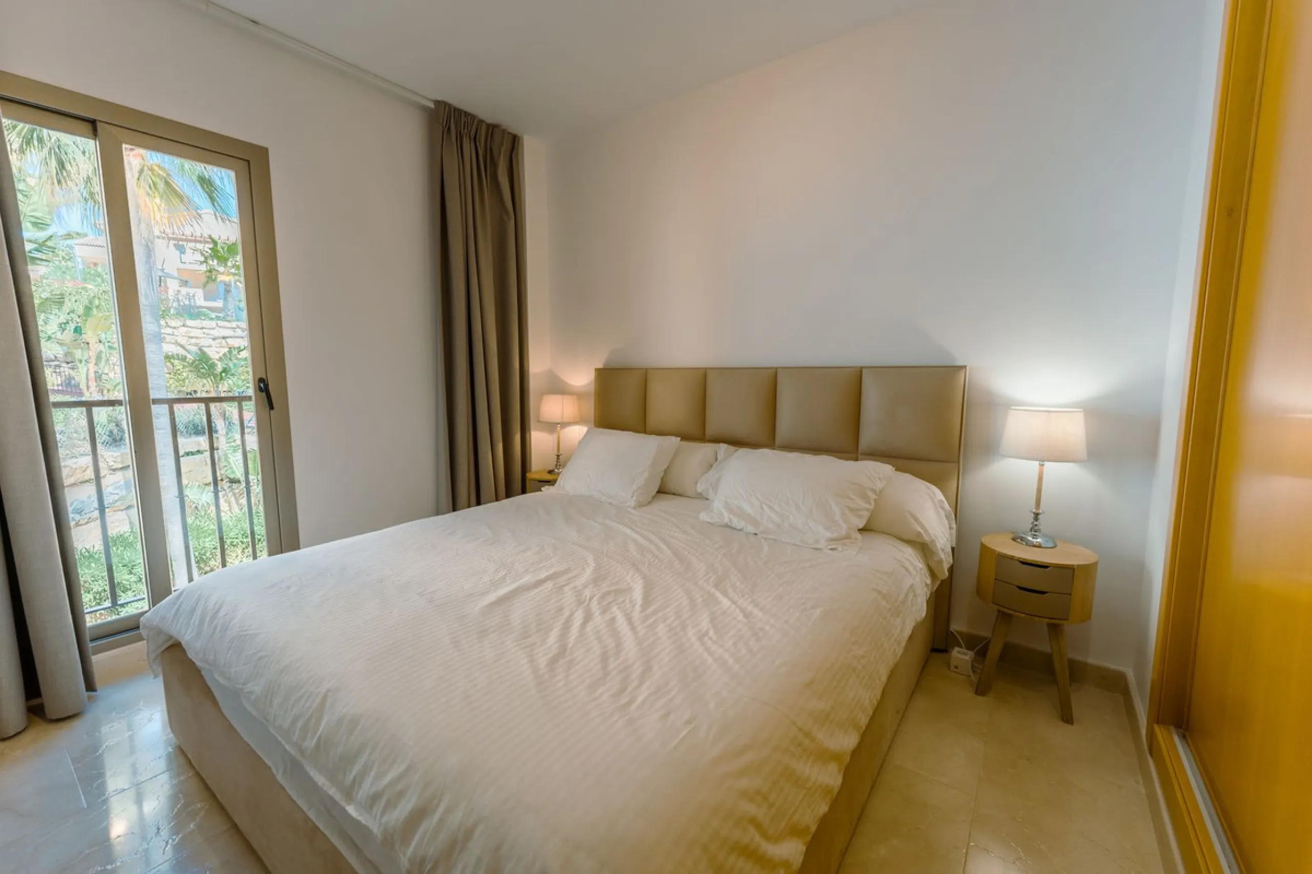 Apartment - Middle Floor Apartment в продаже в Estepona, Málaga. В доме 2 спален и 2 ванных комнат. Площадь дома 120 м²