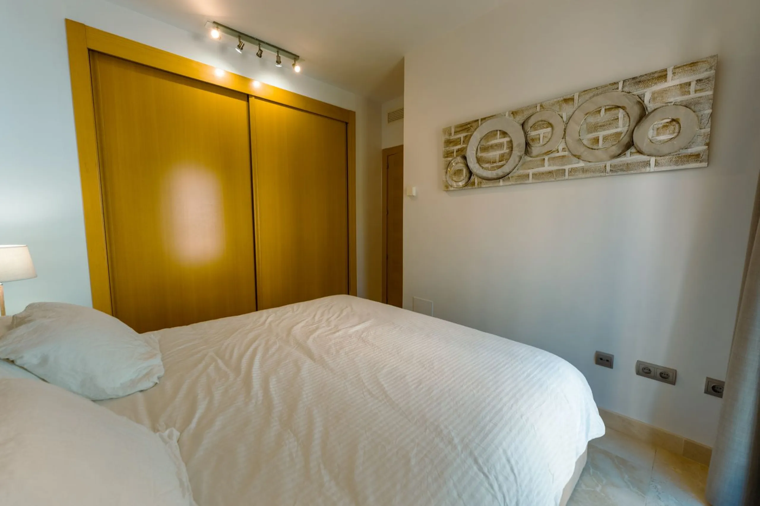 Apartment - Middle Floor Apartment в продаже в Estepona, Málaga. В доме 2 спален и 2 ванных комнат. Площадь дома 120 м²