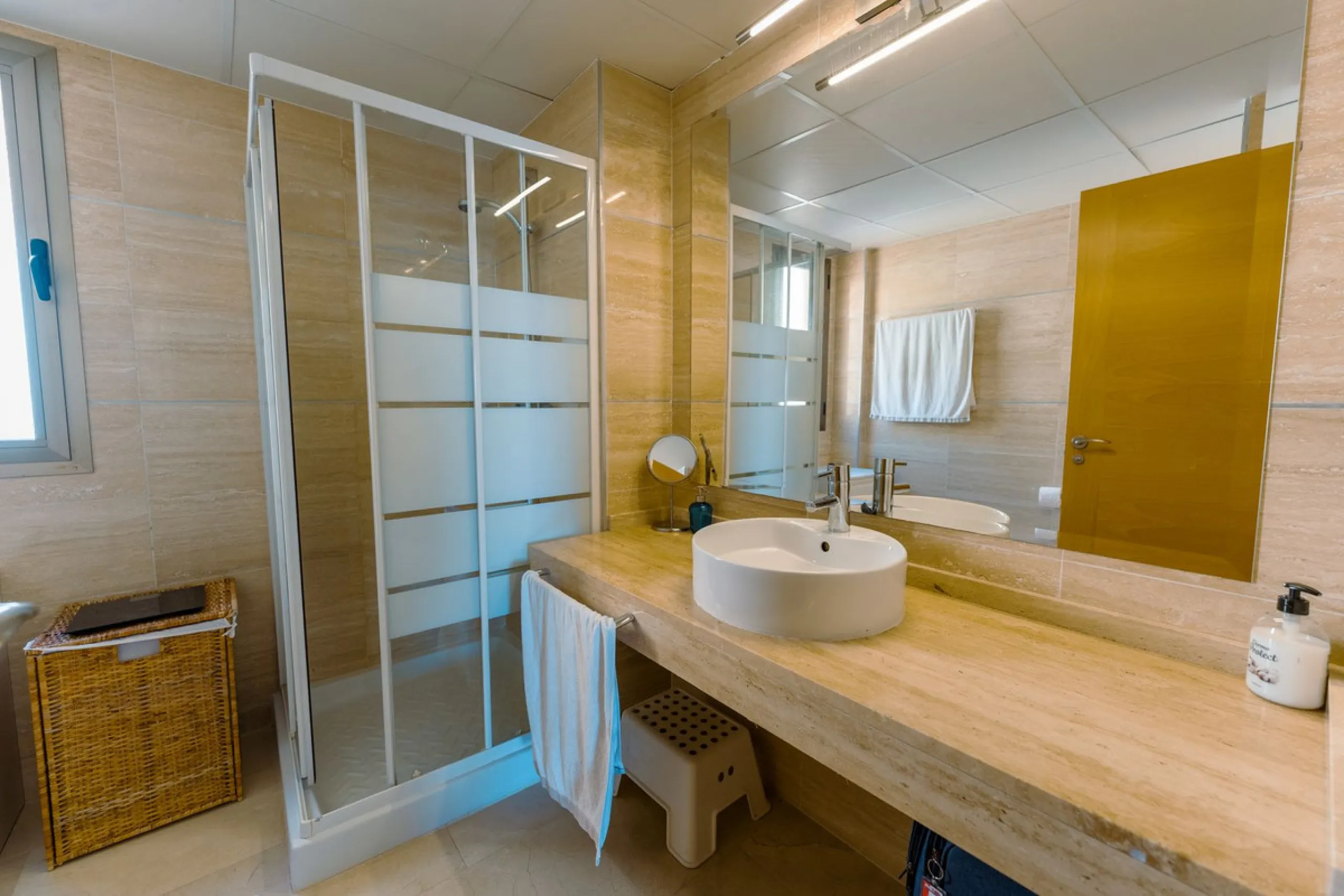 Apartment - Middle Floor Apartment в продаже в Estepona, Málaga. В доме 2 спален и 2 ванных комнат. Площадь дома 120 м²