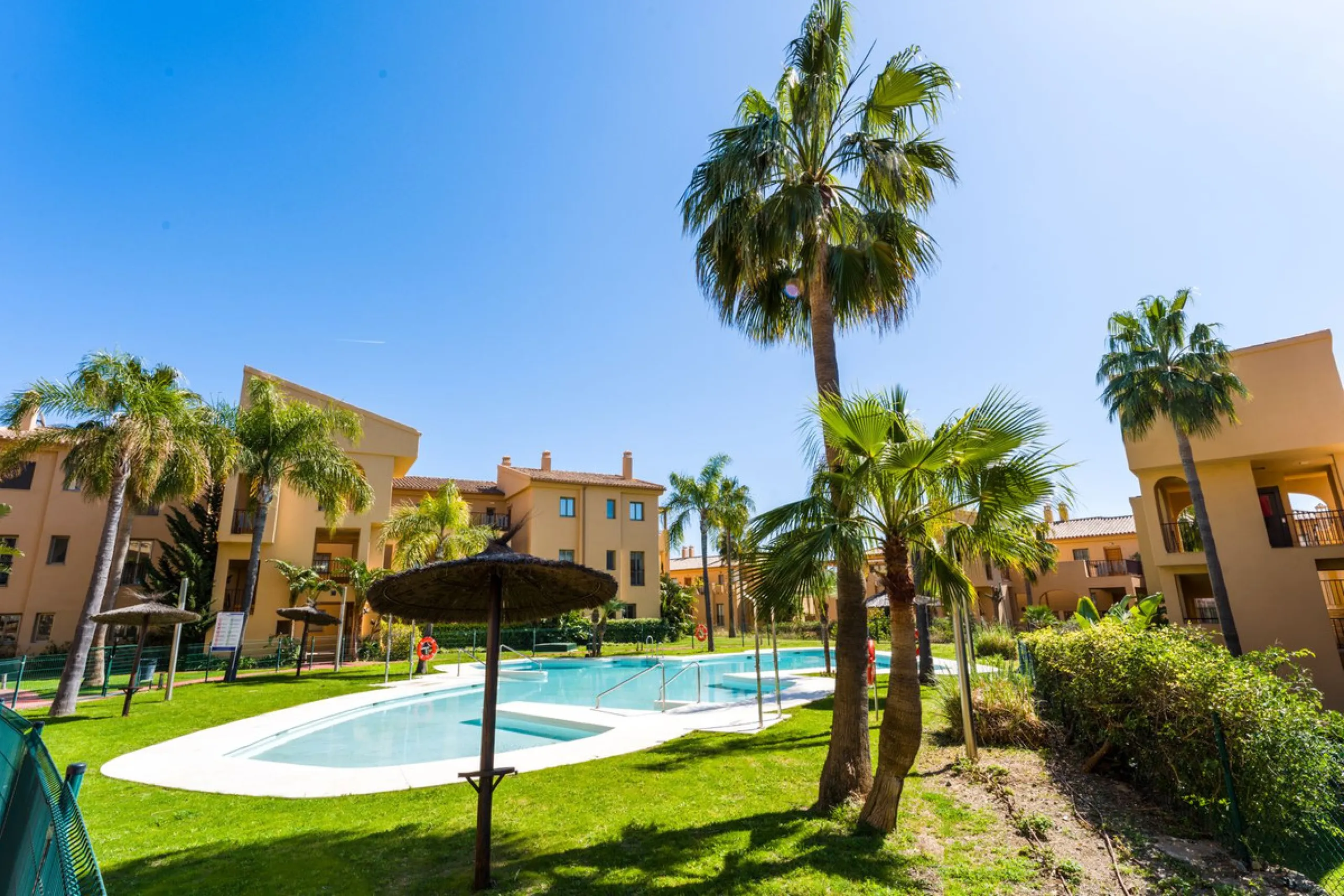 Apartment - Middle Floor Apartment в продаже в Estepona, Málaga. В доме 2 спален и 2 ванных комнат. Площадь дома 120 м²