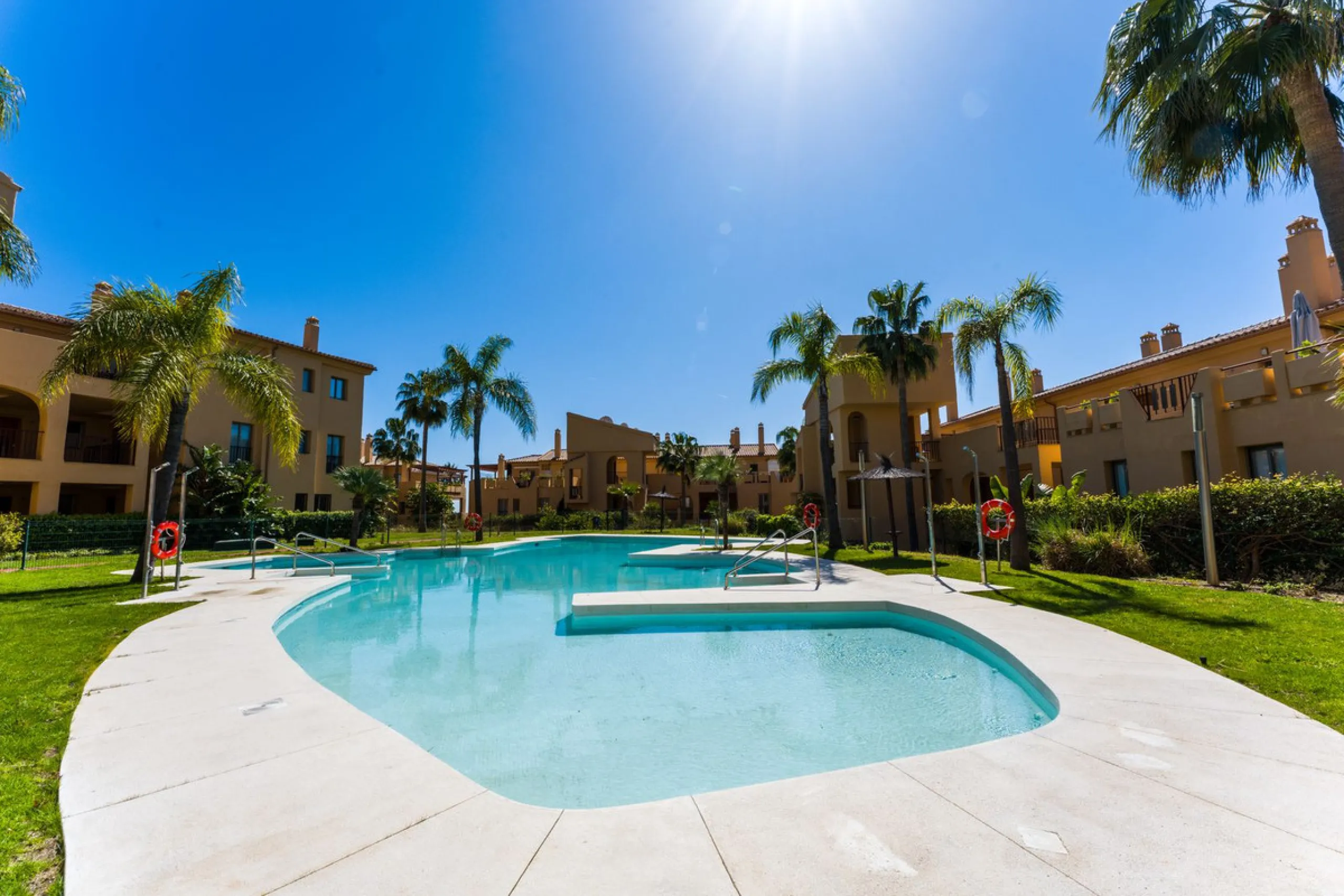 Apartment - Middle Floor Apartment в продаже в Estepona, Málaga. В доме 2 спален и 2 ванных комнат. Площадь дома 120 м²