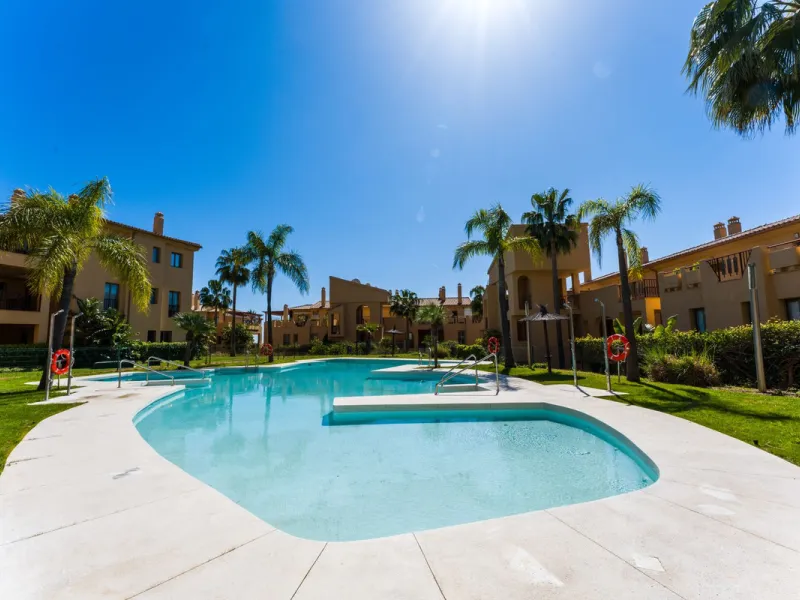 Apartment - Middle Floor Apartment в продаже в Estepona, Málaga. В доме 2 спален и 2 ванных комнат. Площадь дома 120 м²