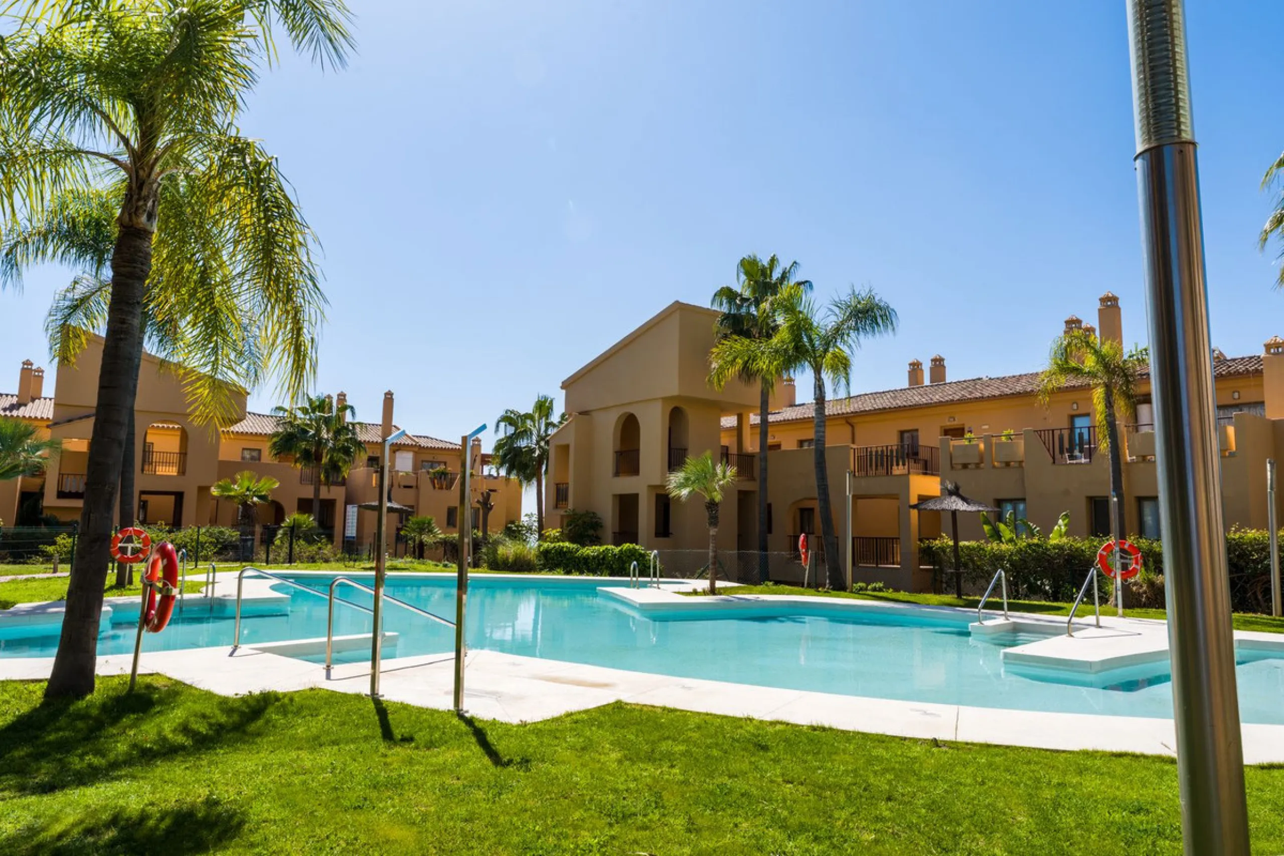 Apartment - Middle Floor Apartment в продаже в Estepona, Málaga. В доме 2 спален и 2 ванных комнат. Площадь дома 120 м²