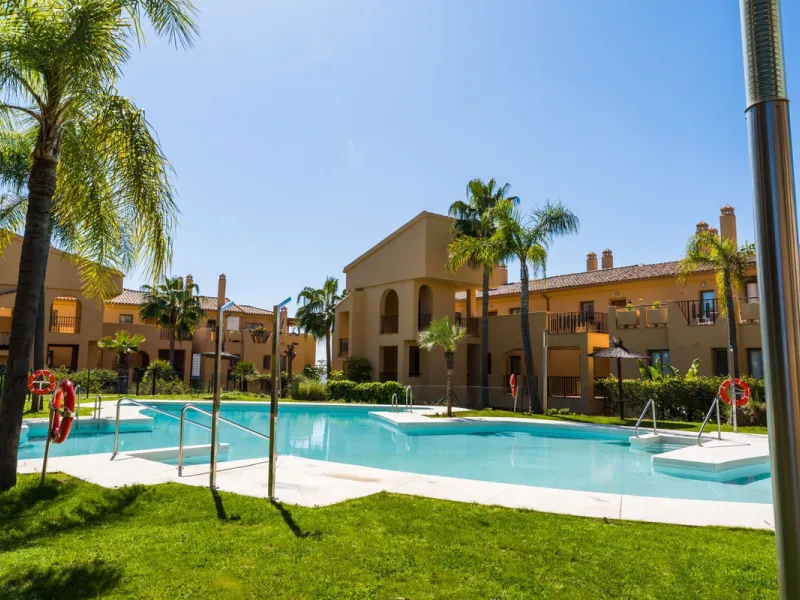 Apartment - Middle Floor Apartment в продаже в Estepona, Málaga. В доме 2 спален и 2 ванных комнат. Площадь дома 120 м²