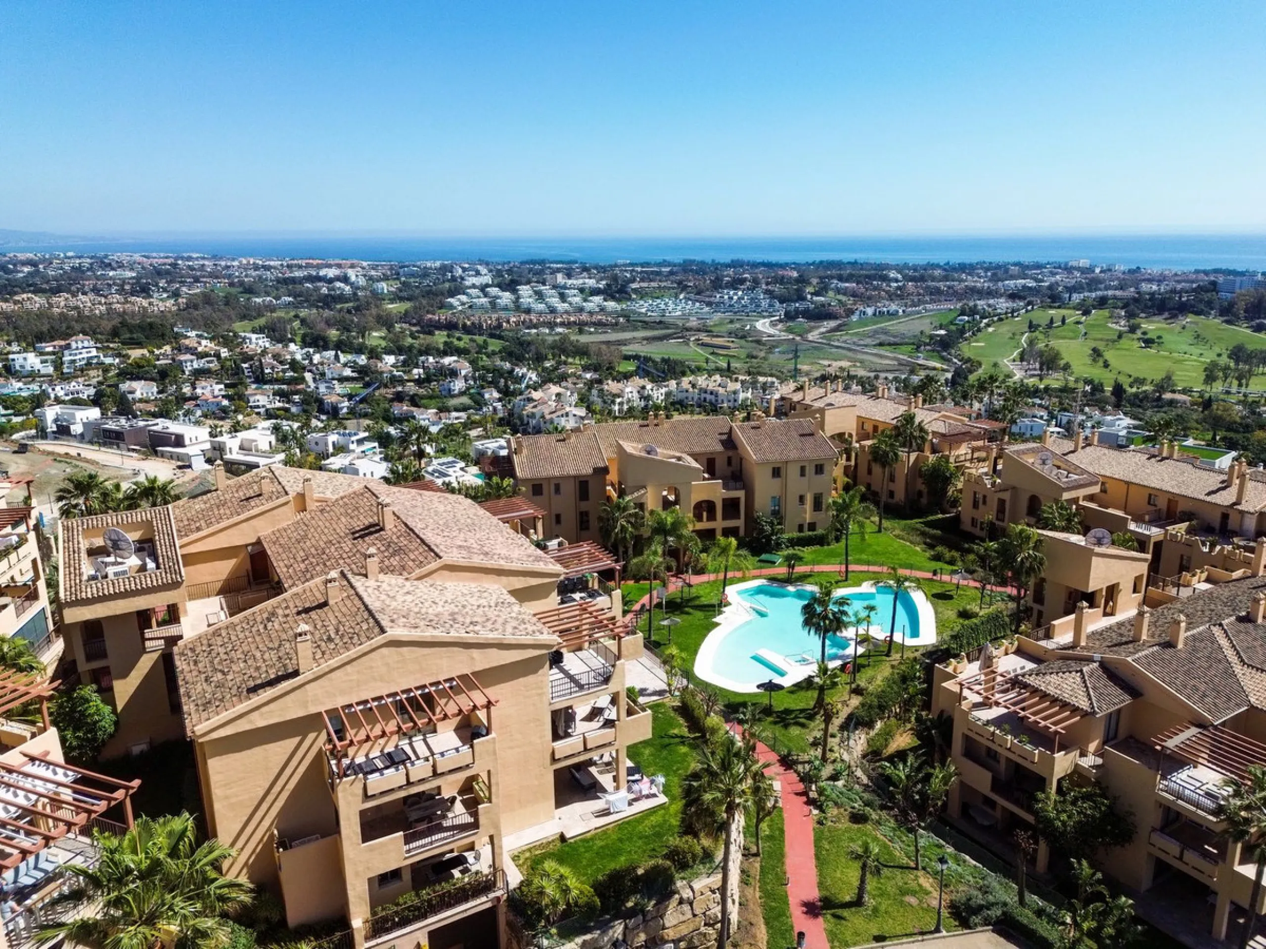 Apartment - Middle Floor Apartment в продаже в Estepona, Málaga. В доме 2 спален и 2 ванных комнат. Площадь дома 120 м²