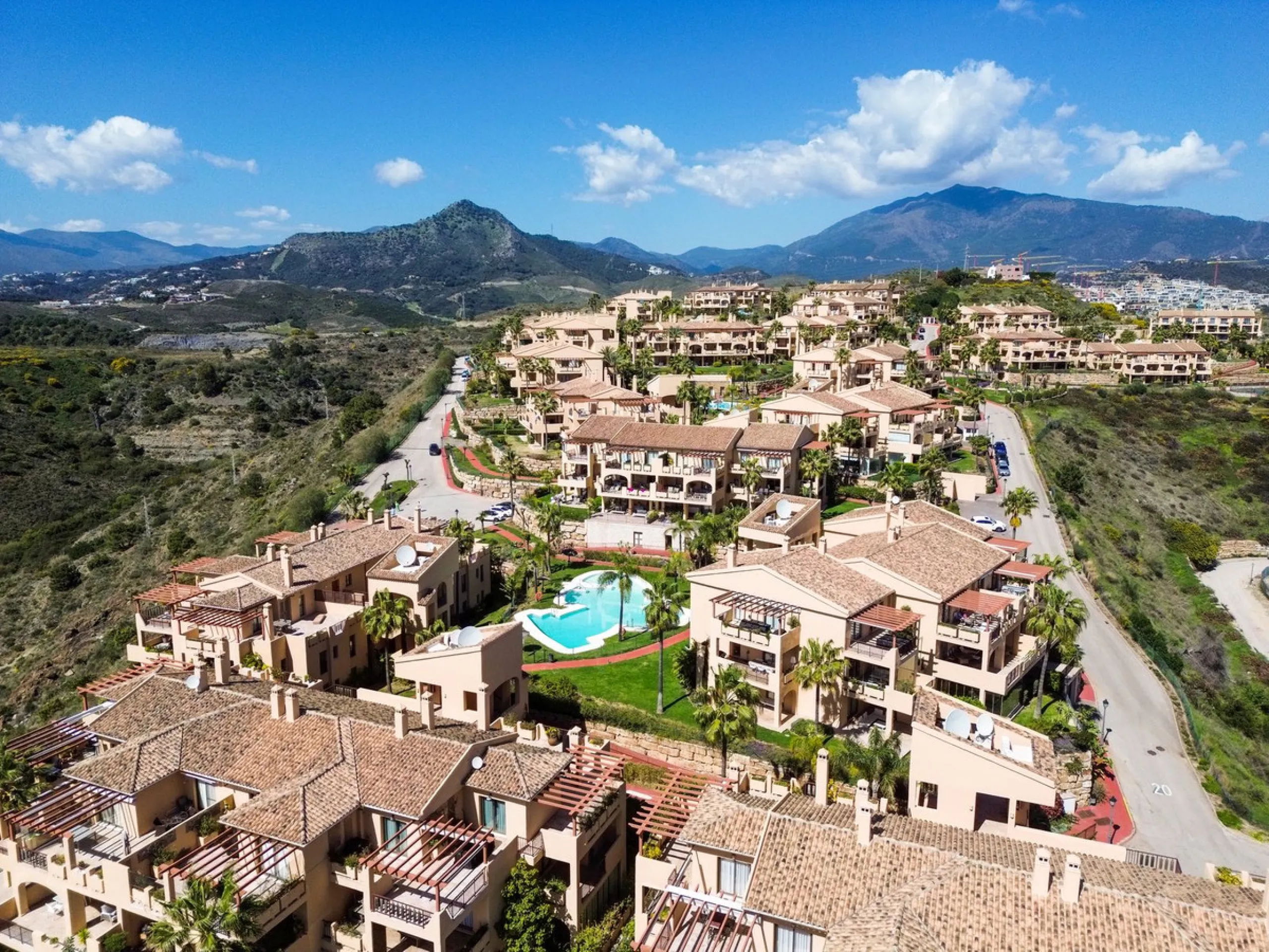 Apartment - Middle Floor Apartment в продаже в Estepona, Málaga. В доме 2 спален и 2 ванных комнат. Площадь дома 120 м²