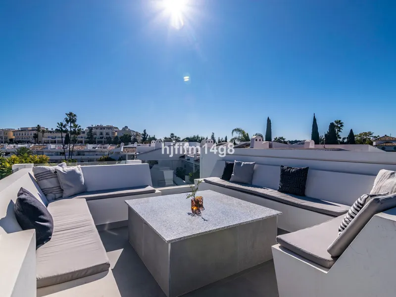 This beautifully reformed three-bedroom penthouse for sale in Los Dragos is ideally located in the sought-after Nueva Andalucia area of the Marbella area, offering an exceptional lifestyle with everyday conveniences right on the doorstep. Residents can en