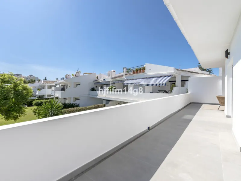 This beautifully reformed three-bedroom penthouse for sale in Los Dragos is ideally located in the sought-after Nueva Andalucia area of the Marbella area, offering an exceptional lifestyle with everyday conveniences right on the doorstep. Residents can en
