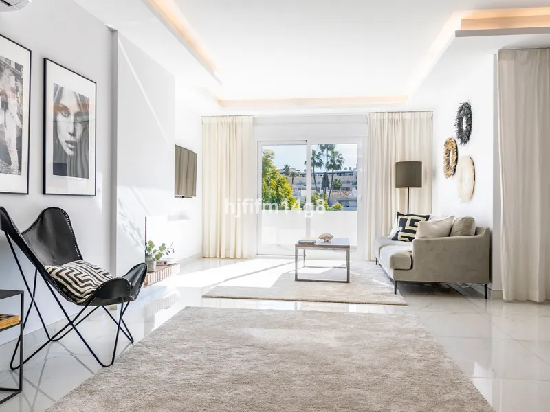 This beautifully reformed three-bedroom penthouse for sale in Los Dragos is ideally located in the sought-after Nueva Andalucia area of the Marbella area, offering an exceptional lifestyle with everyday conveniences right on the doorstep. Residents can en
