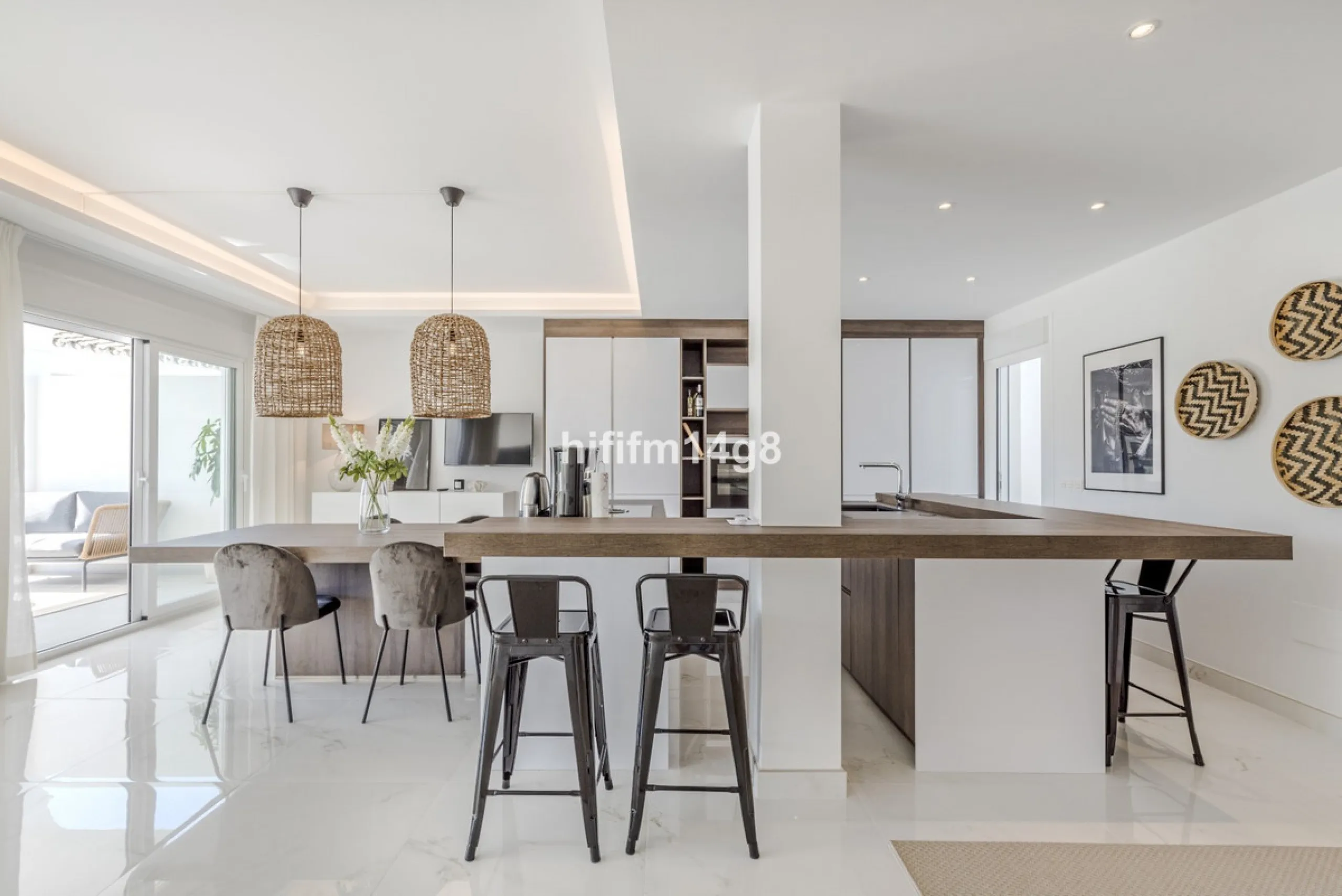 This beautifully reformed three-bedroom penthouse for sale in Los Dragos is ideally located in the sought-after Nueva Andalucia area of the Marbella area, offering an exceptional lifestyle with everyday conveniences right on the doorstep. Residents can en
