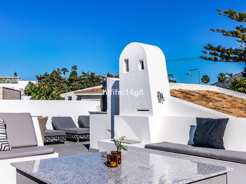 This beautifully reformed three-bedroom penthouse for sale in Los Dragos is ideally located in the sought-after Nueva Andalucia area of the Marbella area, offering an exceptional lifestyle with everyday conveniences right on the doorstep. Residents can en