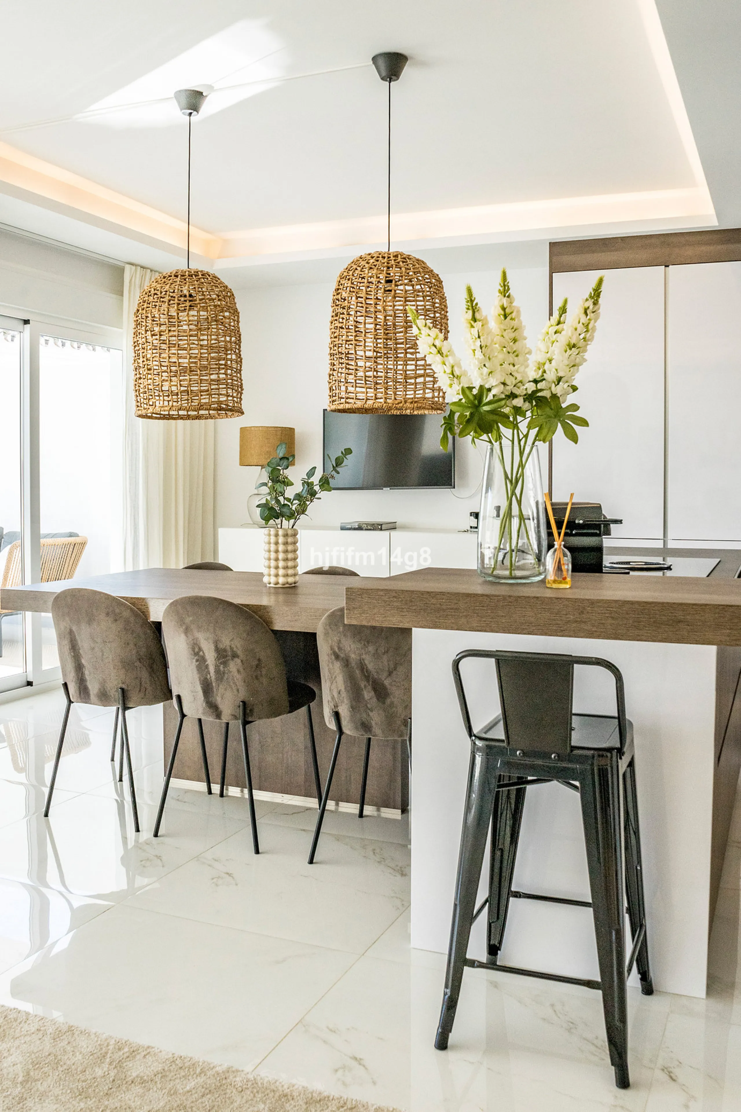 This beautifully reformed three-bedroom penthouse for sale in Los Dragos is ideally located in the sought-after Nueva Andalucia area of the Marbella area, offering an exceptional lifestyle with everyday conveniences right on the doorstep. Residents can en