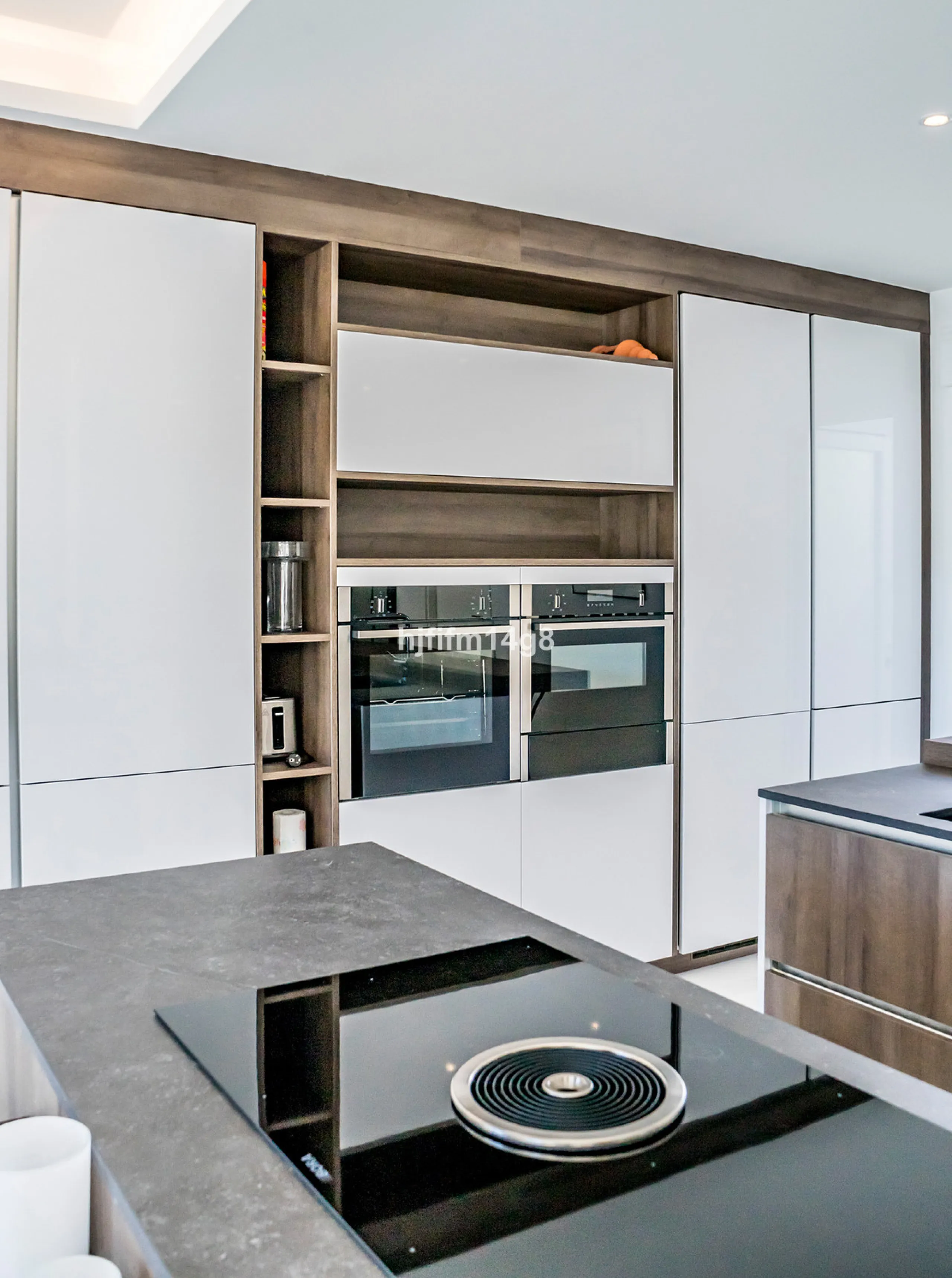 This beautifully reformed three-bedroom penthouse for sale in Los Dragos is ideally located in the sought-after Nueva Andalucia area of the Marbella area, offering an exceptional lifestyle with everyday conveniences right on the doorstep. Residents can en