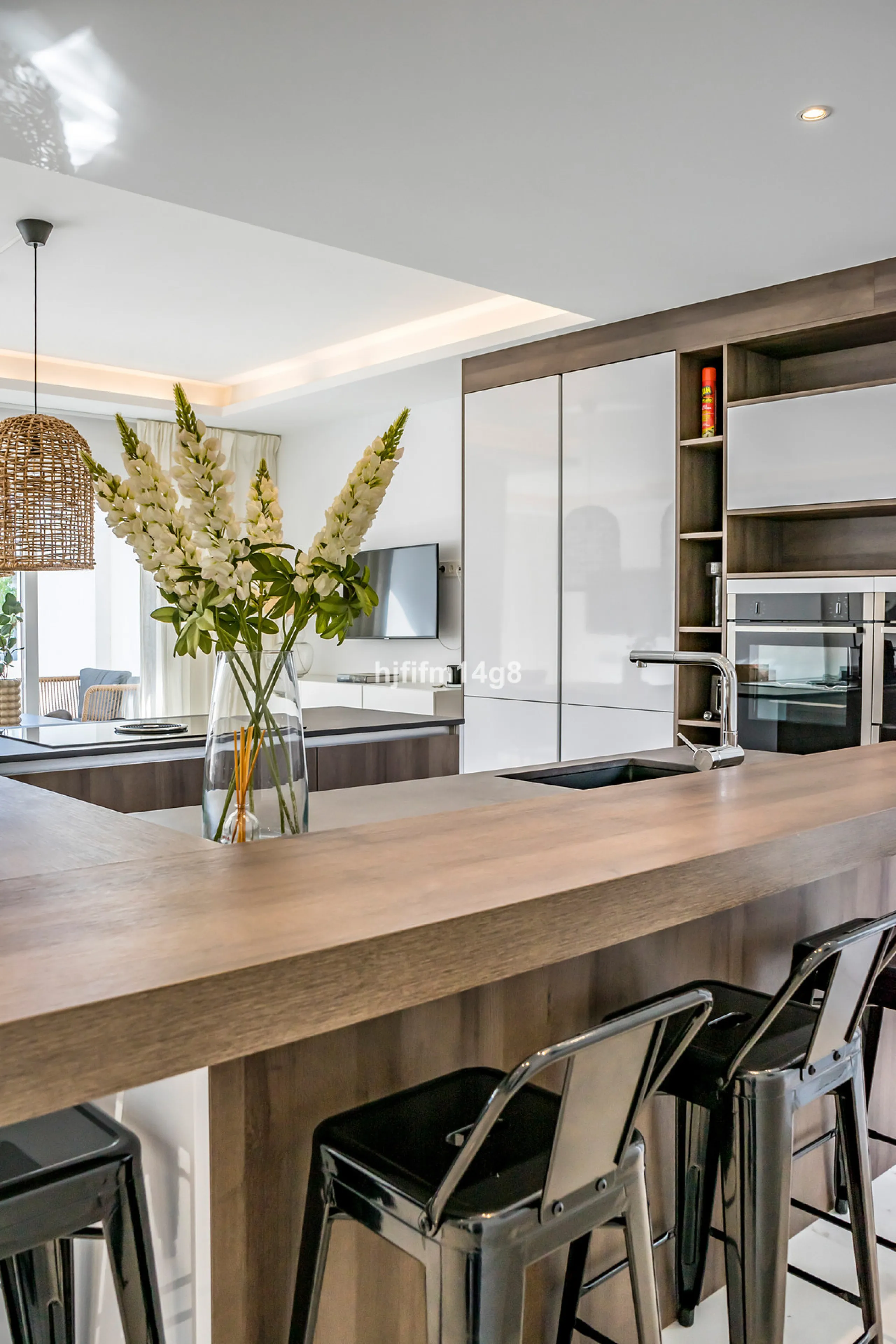 This beautifully reformed three-bedroom penthouse for sale in Los Dragos is ideally located in the sought-after Nueva Andalucia area of the Marbella area, offering an exceptional lifestyle with everyday conveniences right on the doorstep. Residents can en