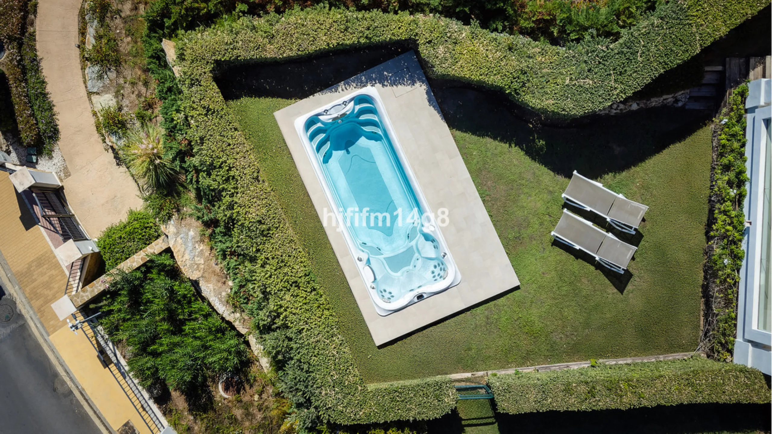 9 Lions Residences – modern luxury at its finest! The building for this development was completed in 2018, therefore the properties for sale here are contemporary and have that wow factor. This ground floor apartment is a vision of elegance and refinement