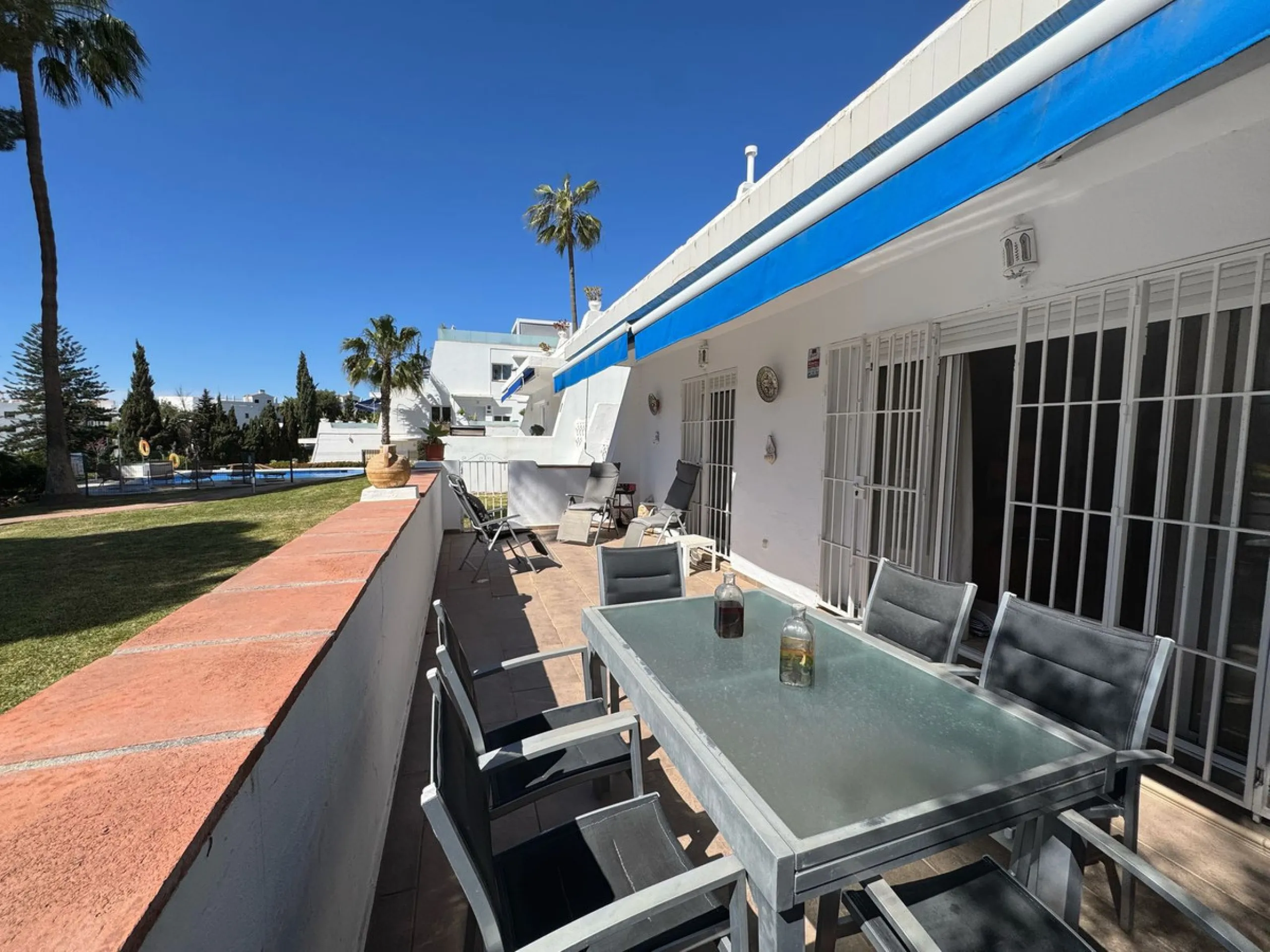 Discover this magnificent ground floor property located in a quiet residential complex, ideal for those seeking comfort, space, and quality of life. The development features a communal swimming pool and beautifully maintained gardens, creating a pleasant 