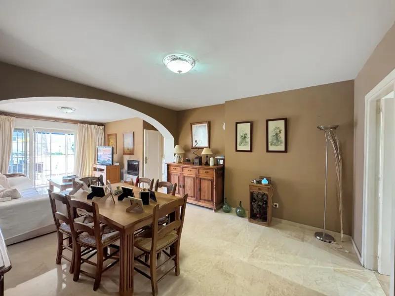 Discover this magnificent ground floor property located in a quiet residential complex, ideal for those seeking comfort, space, and quality of life. The development features a communal swimming pool and beautifully maintained gardens, creating a pleasant 
