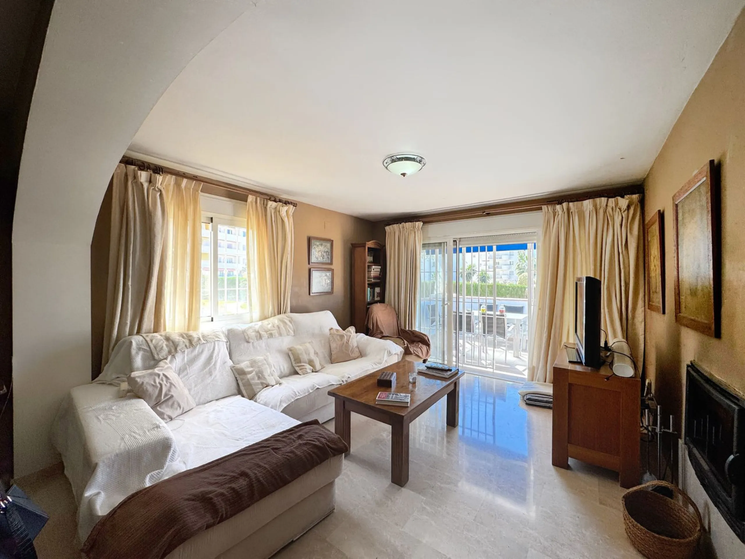 Discover this magnificent ground floor property located in a quiet residential complex, ideal for those seeking comfort, space, and quality of life. The development features a communal swimming pool and beautifully maintained gardens, creating a pleasant 