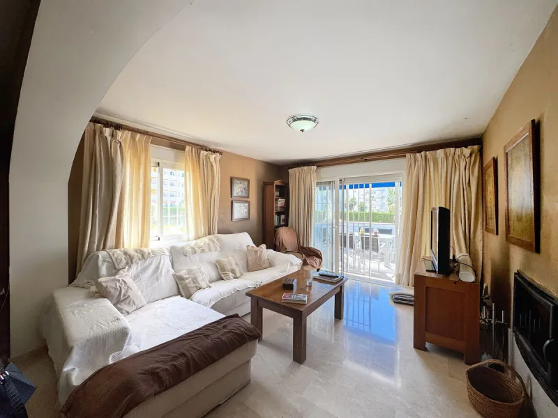 Discover this magnificent ground floor property located in a quiet residential complex, ideal for those seeking comfort, space, and quality of life. The development features a communal swimming pool and beautifully maintained gardens, creating a pleasant 