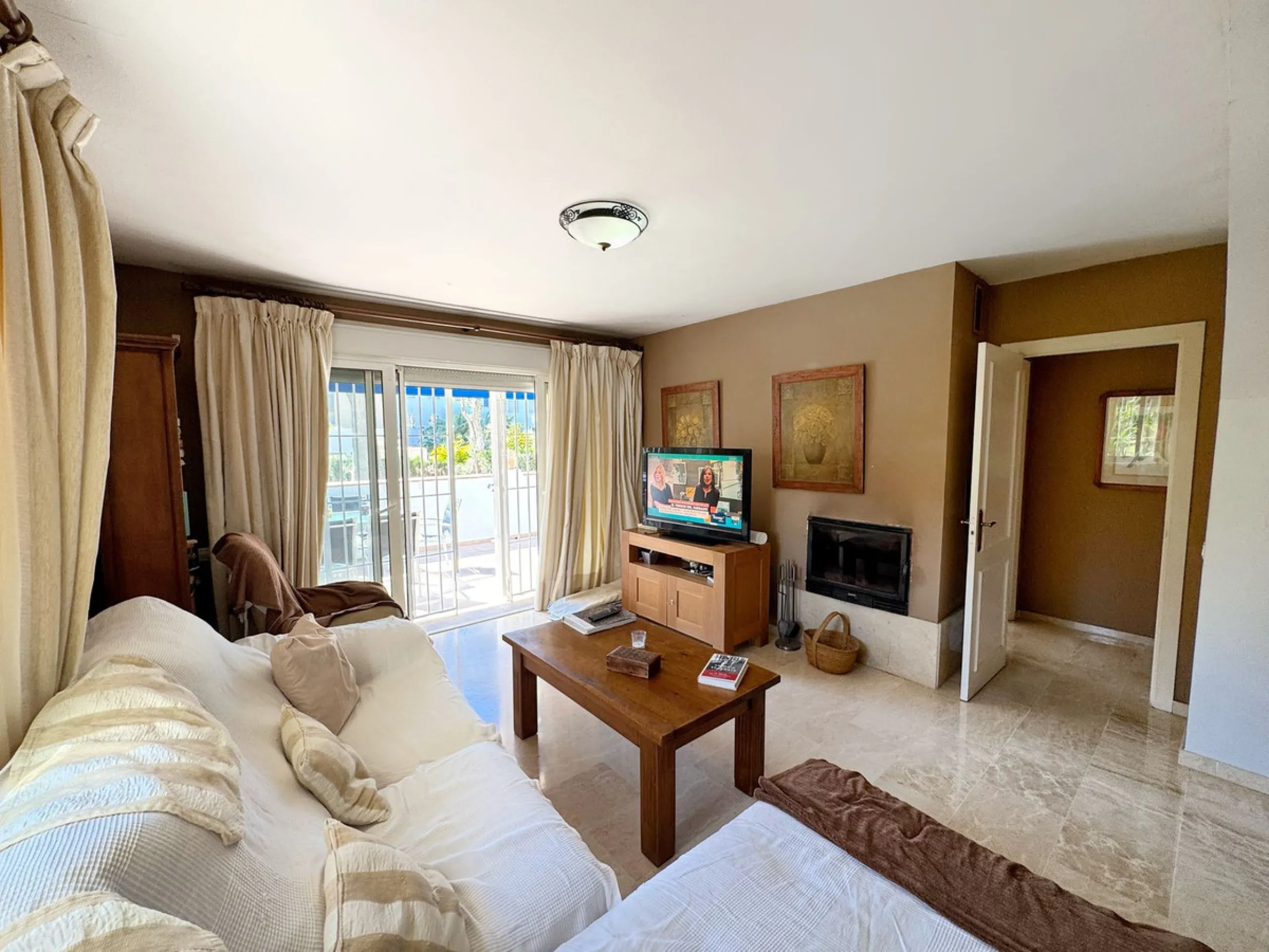 Discover this magnificent ground floor property located in a quiet residential complex, ideal for those seeking comfort, space, and quality of life. The development features a communal swimming pool and beautifully maintained gardens, creating a pleasant 