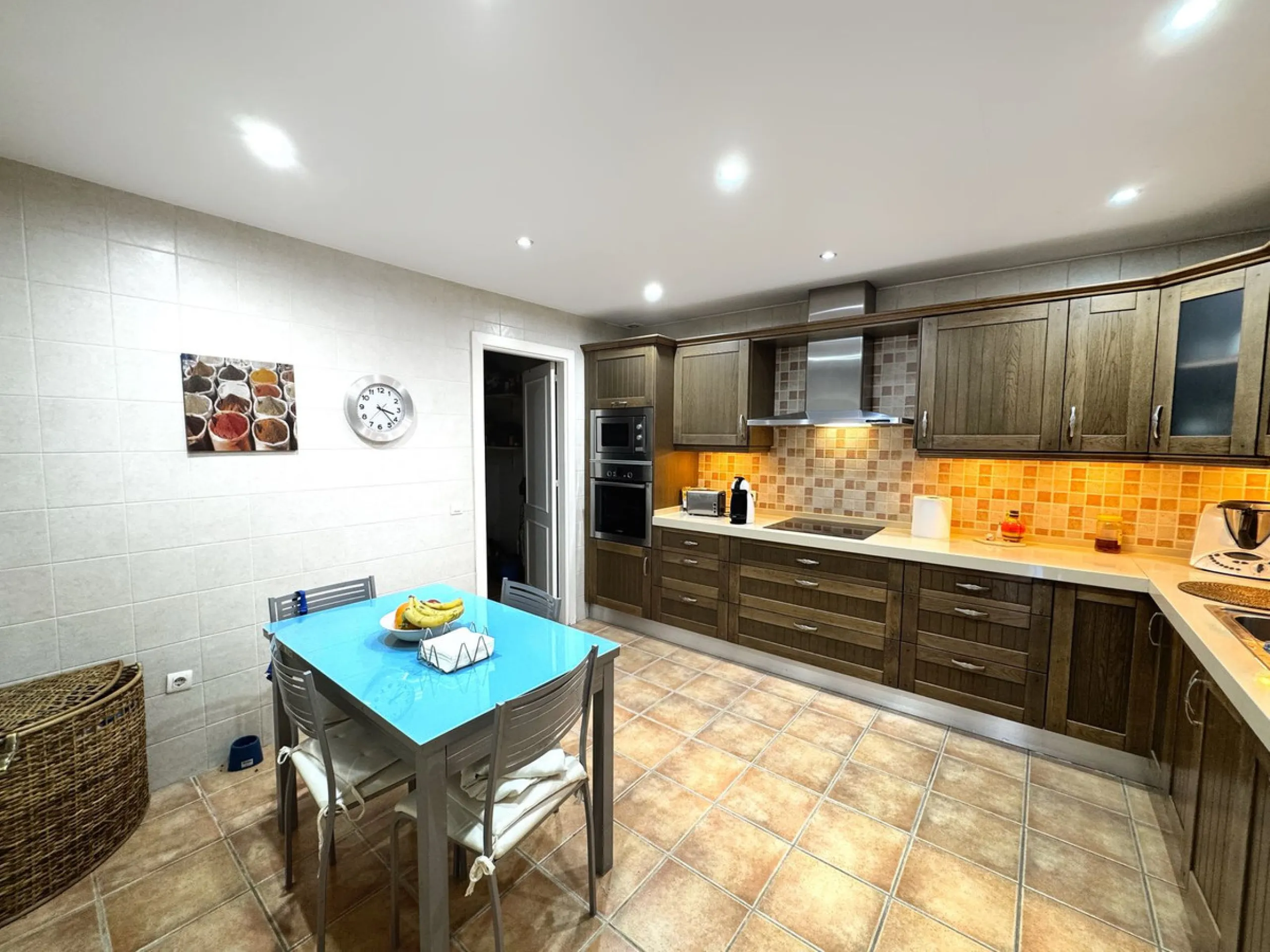Discover this magnificent ground floor property located in a quiet residential complex, ideal for those seeking comfort, space, and quality of life. The development features a communal swimming pool and beautifully maintained gardens, creating a pleasant 