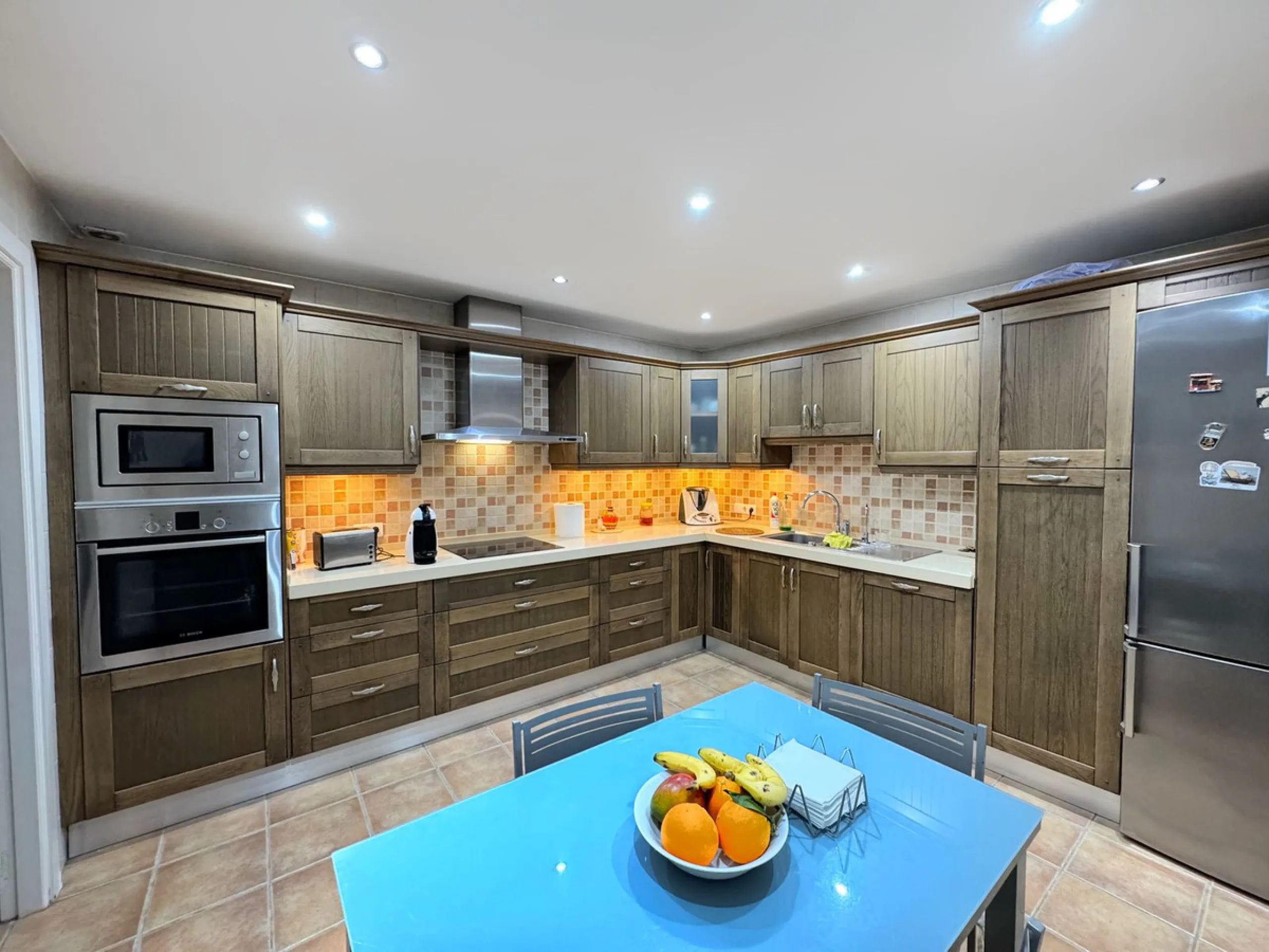 Discover this magnificent ground floor property located in a quiet residential complex, ideal for those seeking comfort, space, and quality of life. The development features a communal swimming pool and beautifully maintained gardens, creating a pleasant 