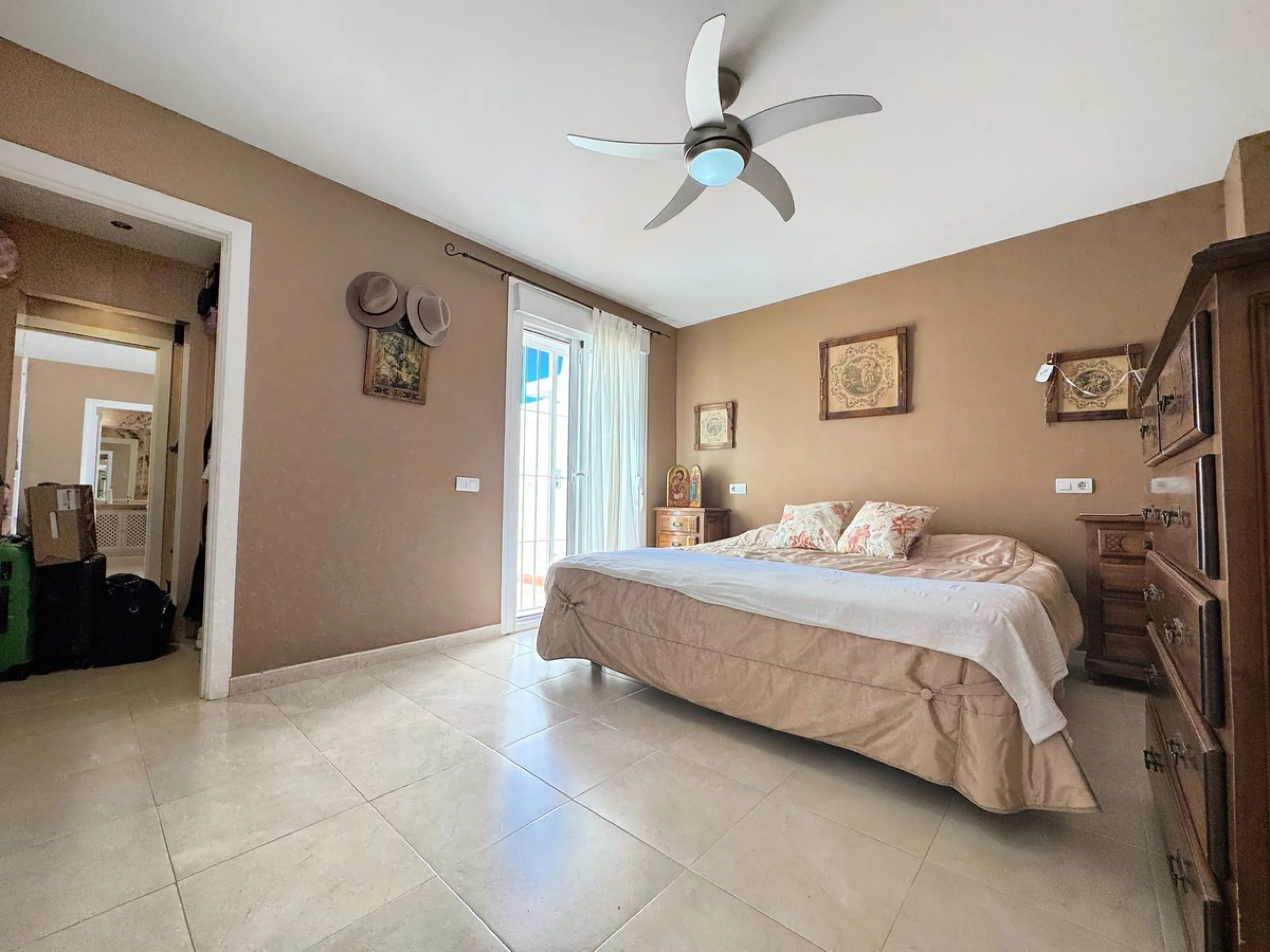 Discover this magnificent ground floor property located in a quiet residential complex, ideal for those seeking comfort, space, and quality of life. The development features a communal swimming pool and beautifully maintained gardens, creating a pleasant 