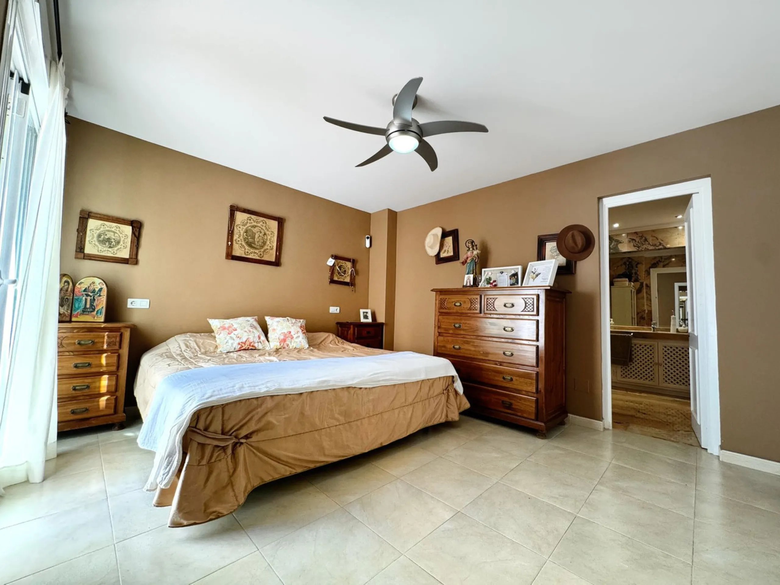 Discover this magnificent ground floor property located in a quiet residential complex, ideal for those seeking comfort, space, and quality of life. The development features a communal swimming pool and beautifully maintained gardens, creating a pleasant 
