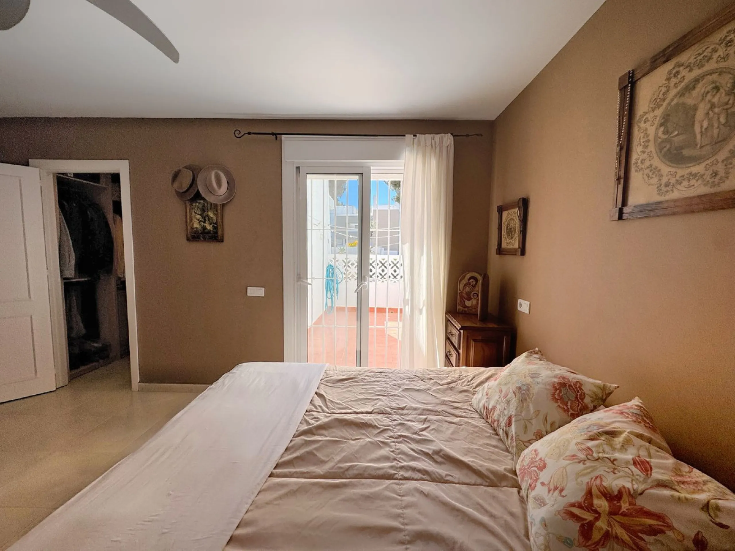 Discover this magnificent ground floor property located in a quiet residential complex, ideal for those seeking comfort, space, and quality of life. The development features a communal swimming pool and beautifully maintained gardens, creating a pleasant 