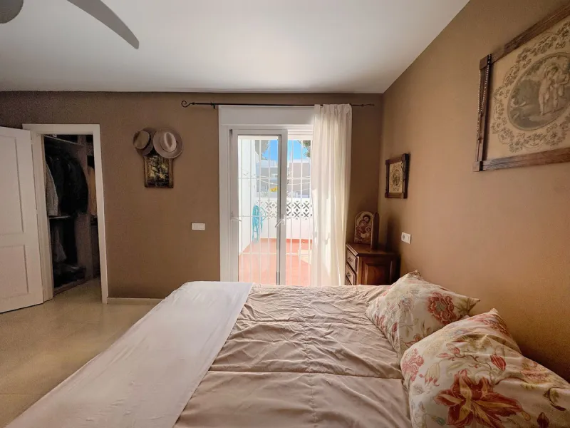 Discover this magnificent ground floor property located in a quiet residential complex, ideal for those seeking comfort, space, and quality of life. The development features a communal swimming pool and beautifully maintained gardens, creating a pleasant 