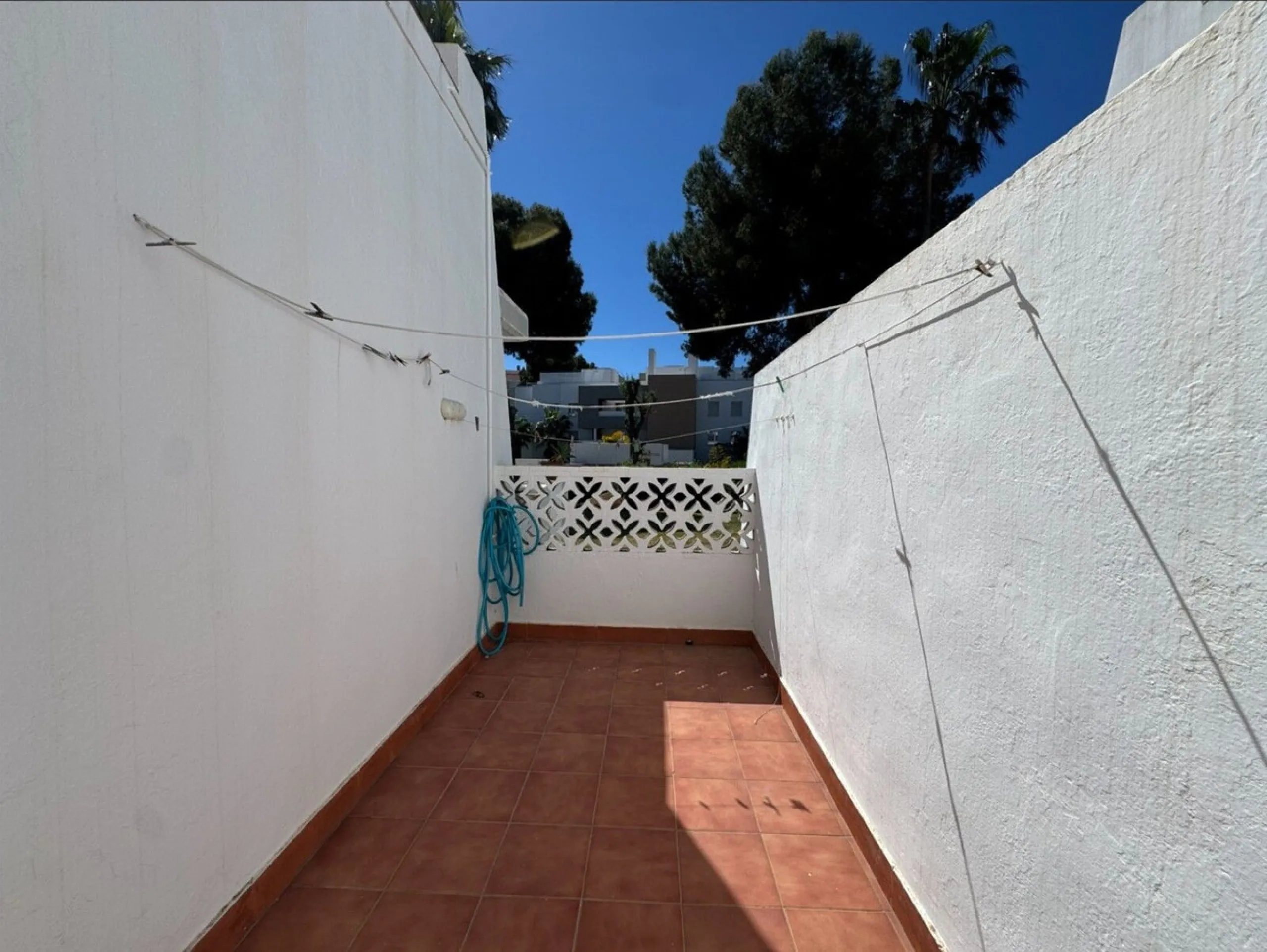 Discover this magnificent ground floor property located in a quiet residential complex, ideal for those seeking comfort, space, and quality of life. The development features a communal swimming pool and beautifully maintained gardens, creating a pleasant 