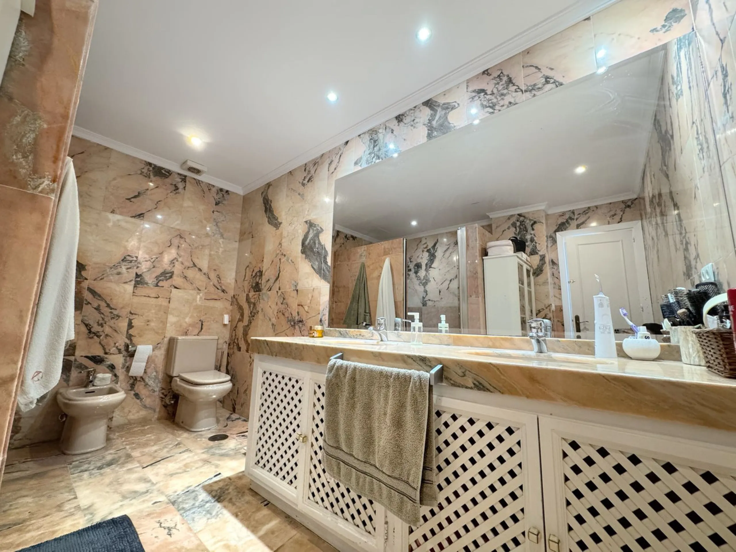 Discover this magnificent ground floor property located in a quiet residential complex, ideal for those seeking comfort, space, and quality of life. The development features a communal swimming pool and beautifully maintained gardens, creating a pleasant 