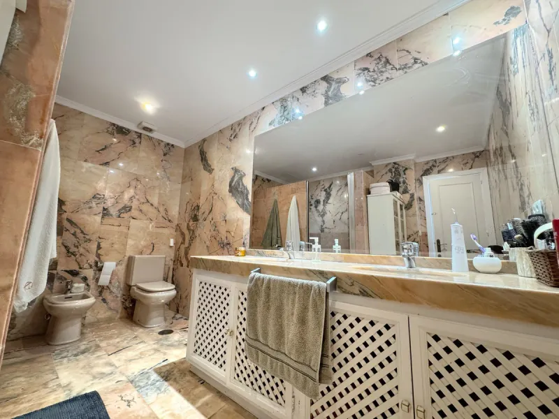 Discover this magnificent ground floor property located in a quiet residential complex, ideal for those seeking comfort, space, and quality of life. The development features a communal swimming pool and beautifully maintained gardens, creating a pleasant 