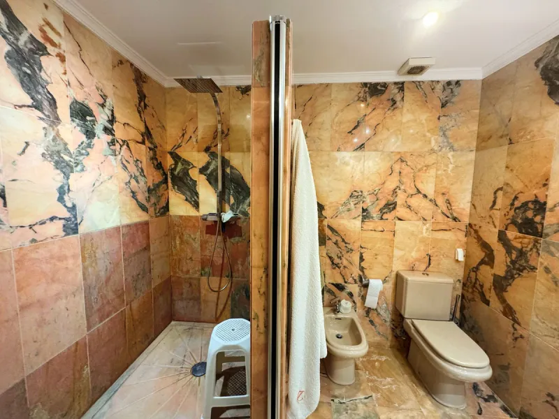 Discover this magnificent ground floor property located in a quiet residential complex, ideal for those seeking comfort, space, and quality of life. The development features a communal swimming pool and beautifully maintained gardens, creating a pleasant 