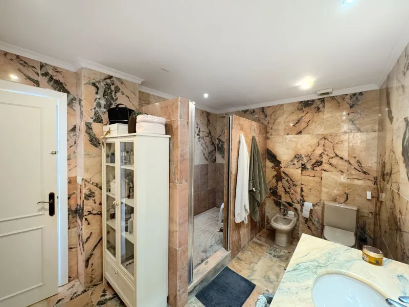 Discover this magnificent ground floor property located in a quiet residential complex, ideal for those seeking comfort, space, and quality of life. The development features a communal swimming pool and beautifully maintained gardens, creating a pleasant 