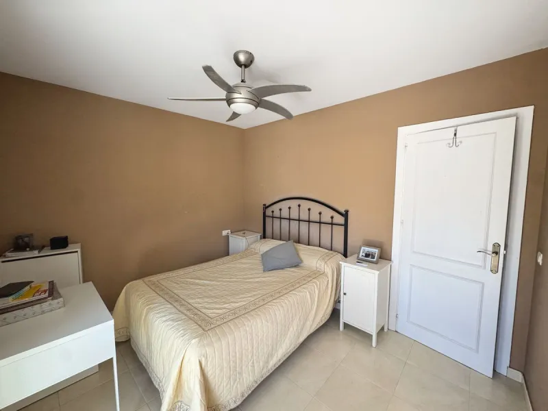 Discover this magnificent ground floor property located in a quiet residential complex, ideal for those seeking comfort, space, and quality of life. The development features a communal swimming pool and beautifully maintained gardens, creating a pleasant 