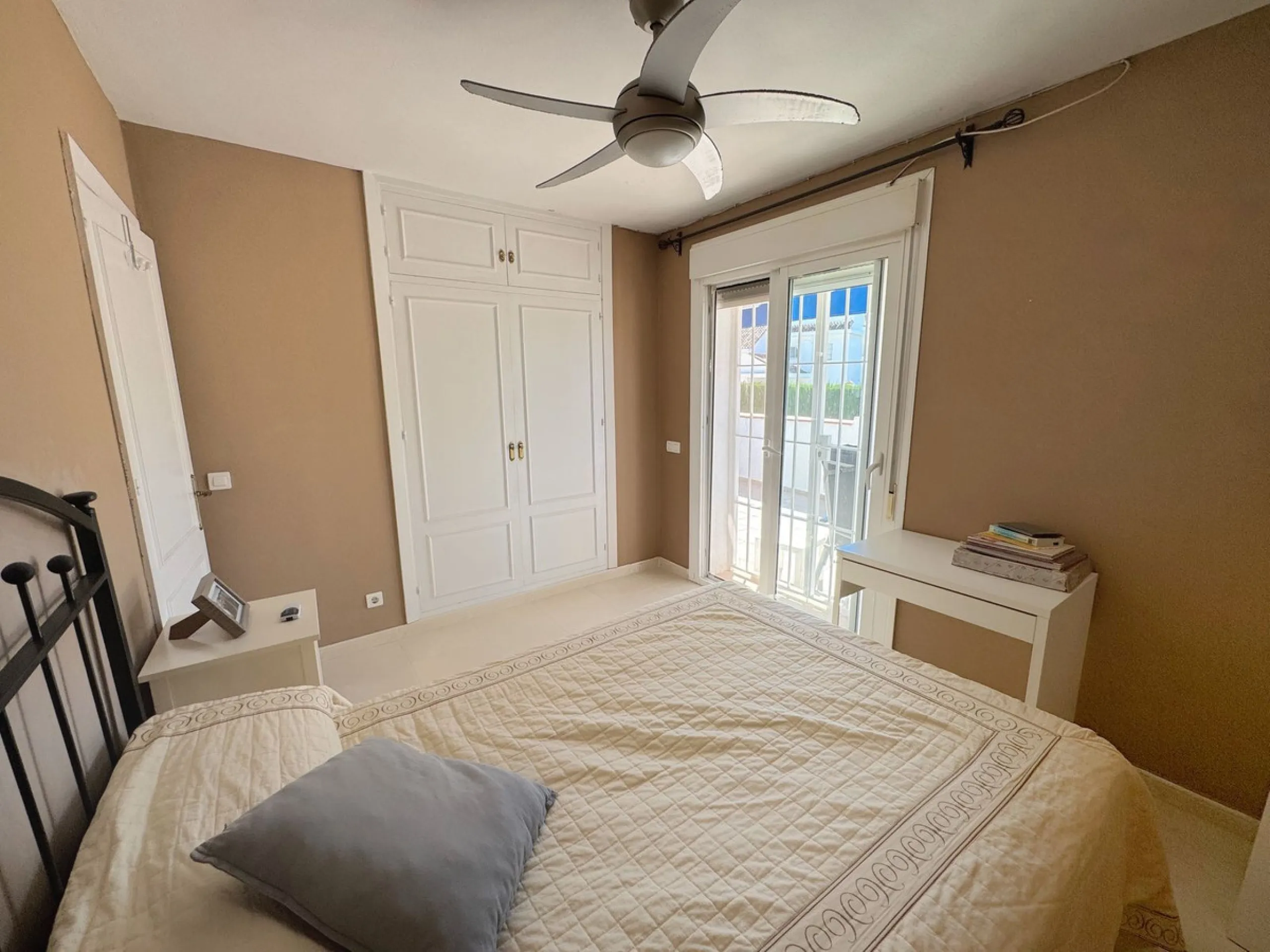 Discover this magnificent ground floor property located in a quiet residential complex, ideal for those seeking comfort, space, and quality of life. The development features a communal swimming pool and beautifully maintained gardens, creating a pleasant 