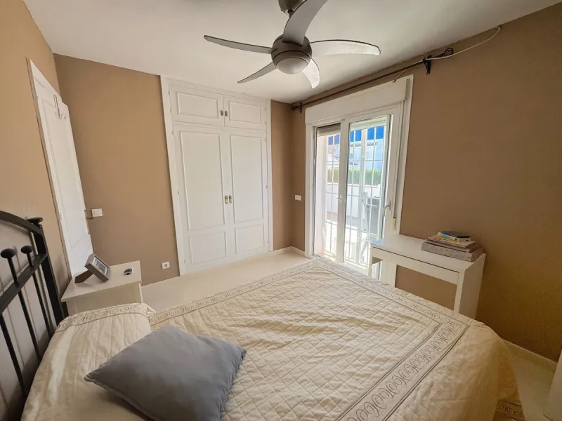 Discover this magnificent ground floor property located in a quiet residential complex, ideal for those seeking comfort, space, and quality of life. The development features a communal swimming pool and beautifully maintained gardens, creating a pleasant 