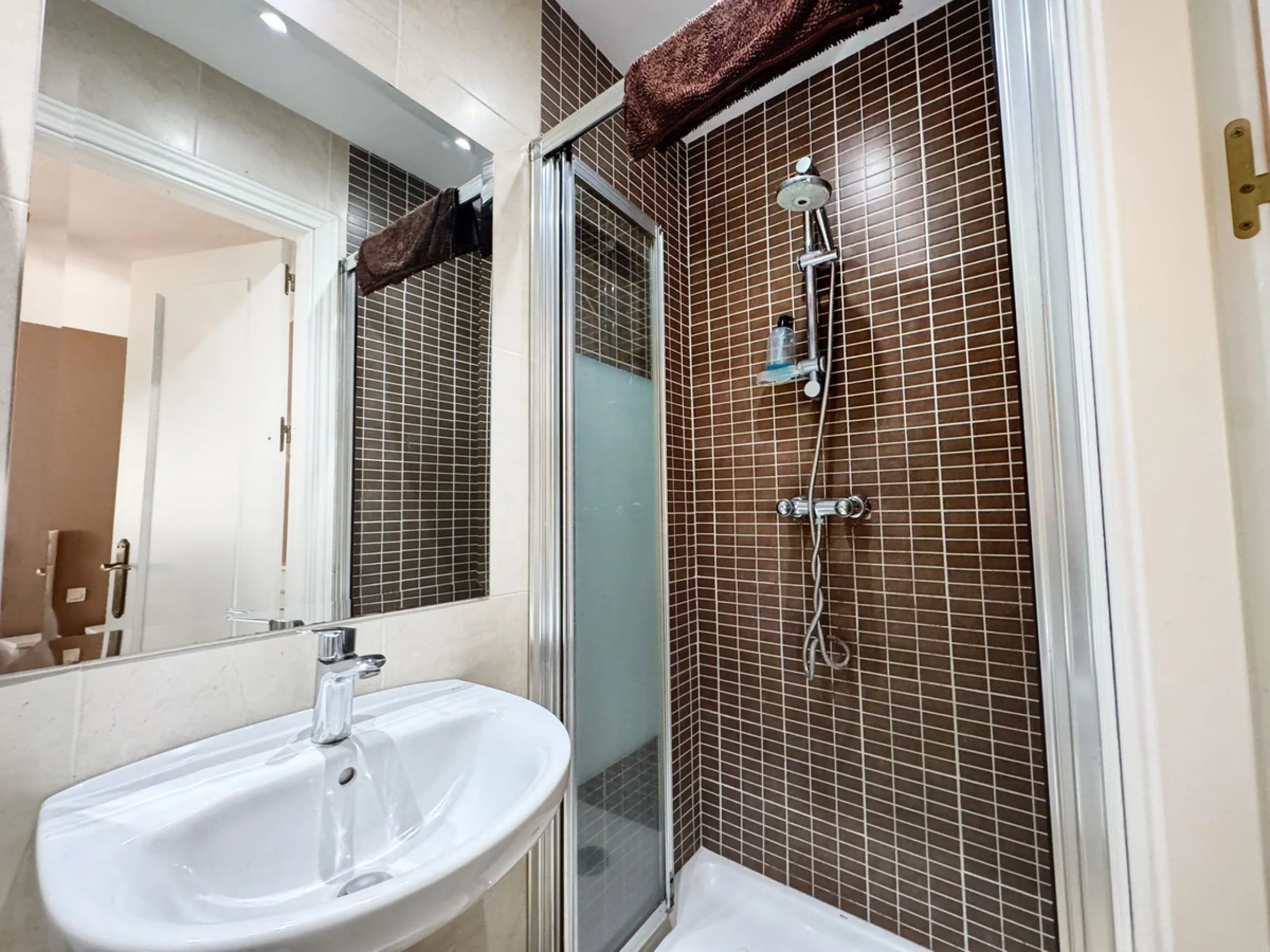 Discover this magnificent ground floor property located in a quiet residential complex, ideal for those seeking comfort, space, and quality of life. The development features a communal swimming pool and beautifully maintained gardens, creating a pleasant 