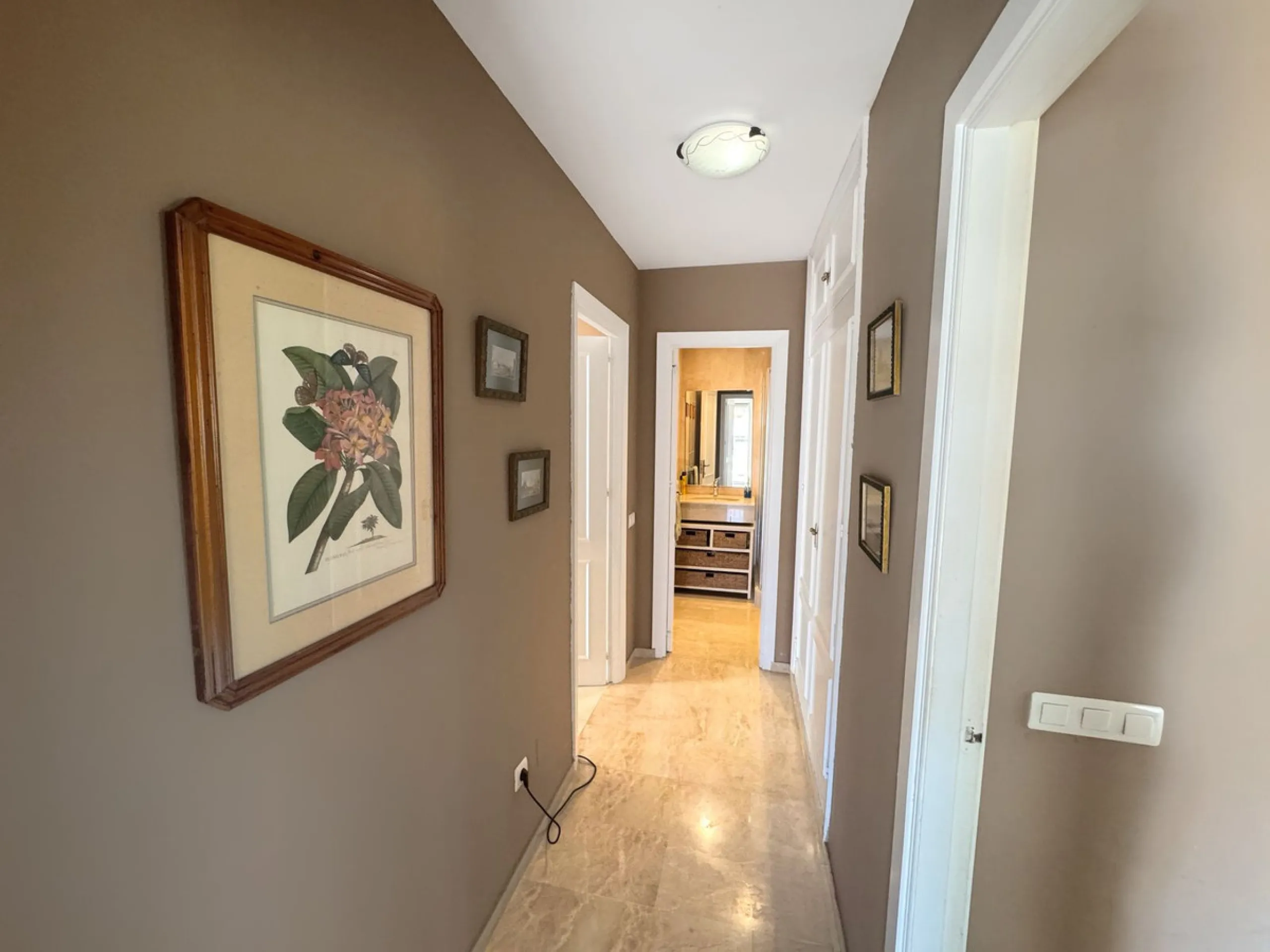 Discover this magnificent ground floor property located in a quiet residential complex, ideal for those seeking comfort, space, and quality of life. The development features a communal swimming pool and beautifully maintained gardens, creating a pleasant 